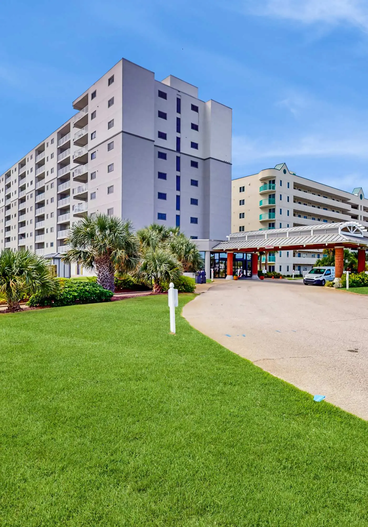 Spacious condo with pools, hot tubs, on-site golf, near beach