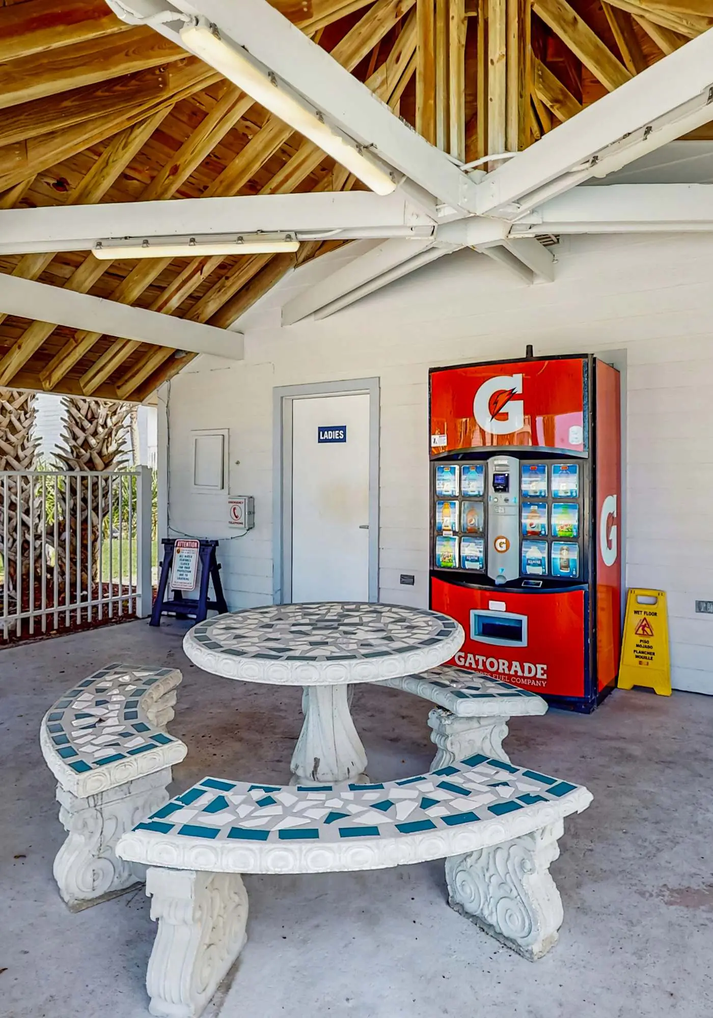 Spacious condo with pools, hot tubs, on-site golf, near beach