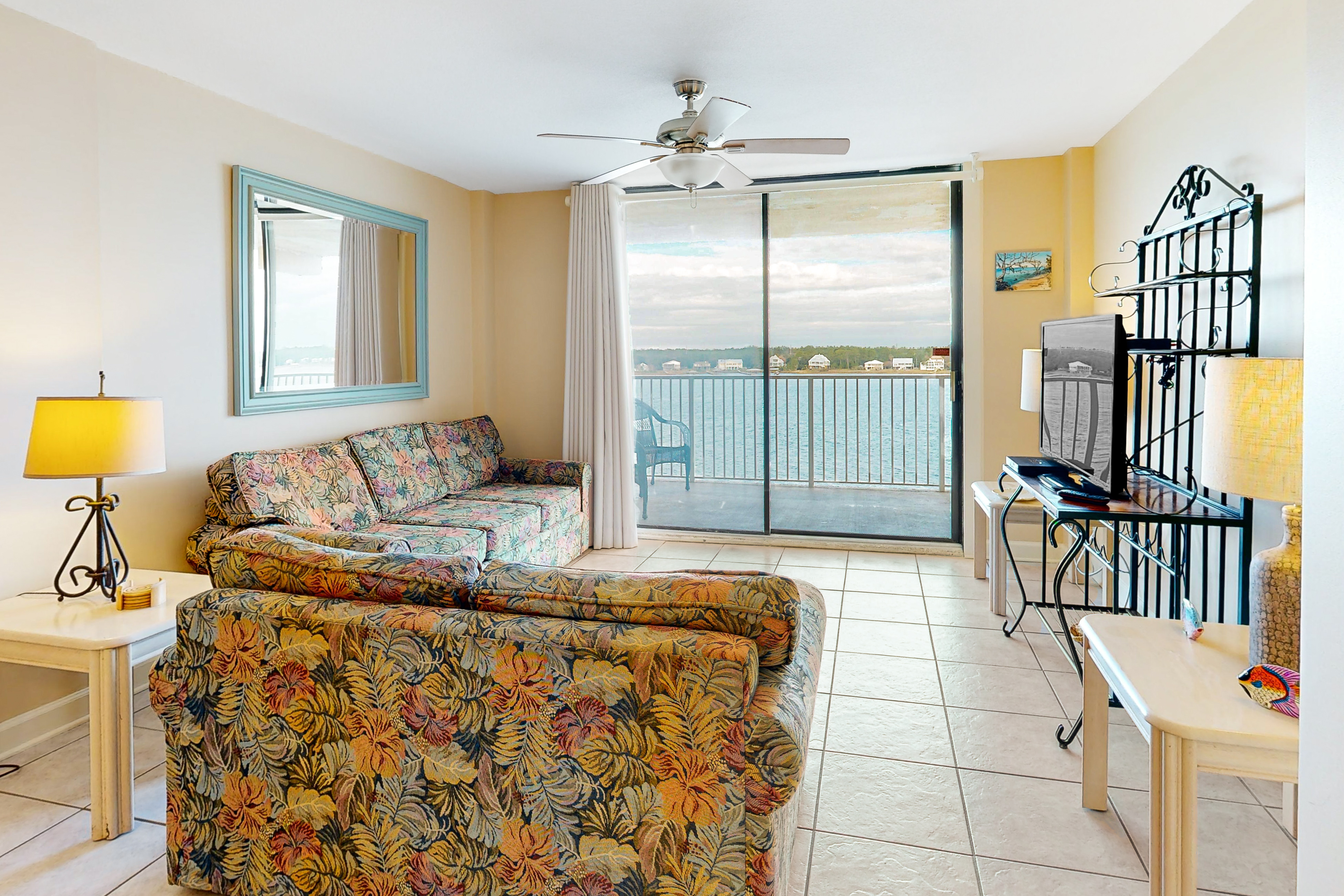 6th-Floor waterfront condo with pool & balcony - snowbird-friendly