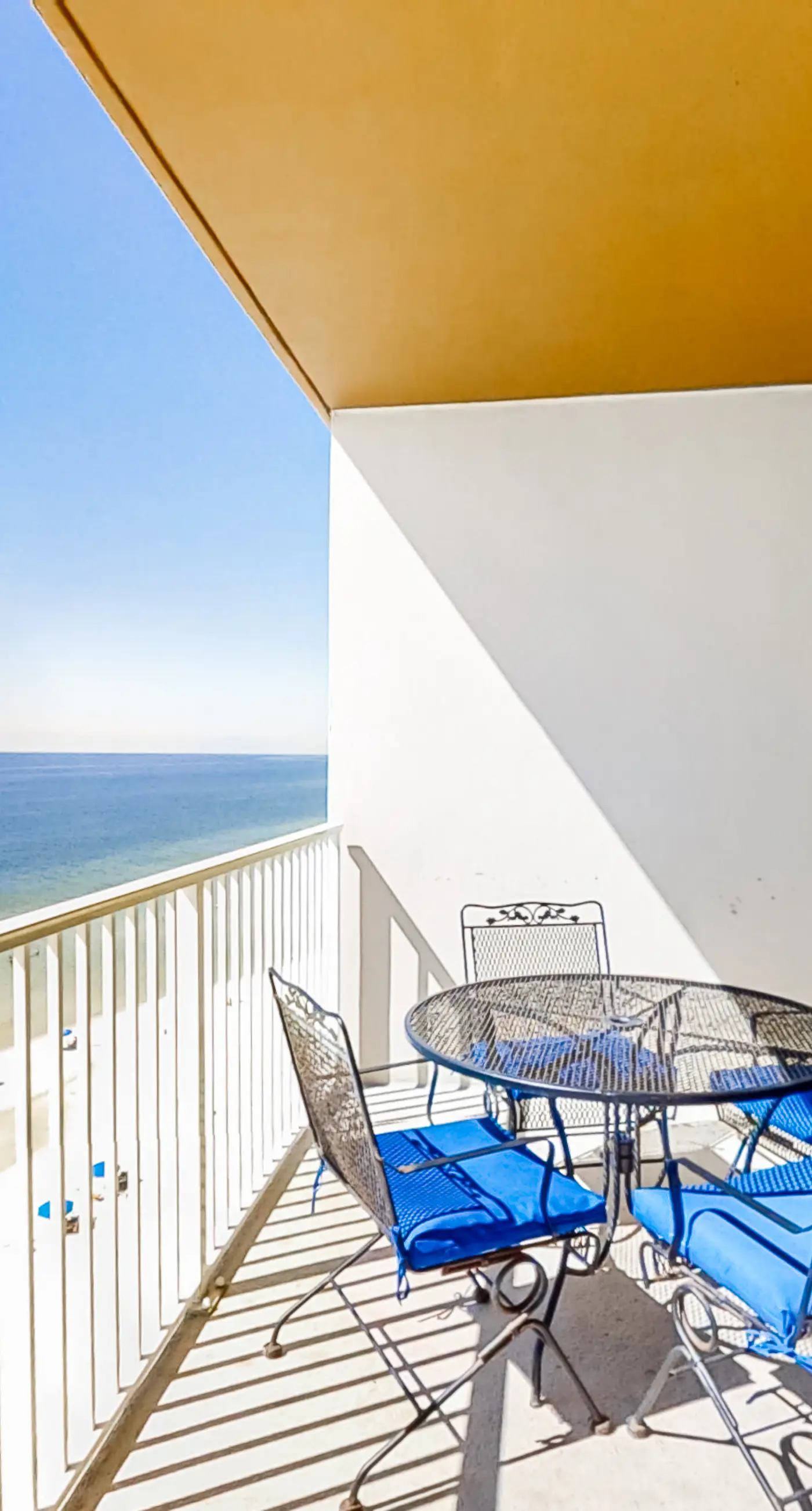 Beachfront 5th-floor condo with balcony, AC, pool, hot tub & view