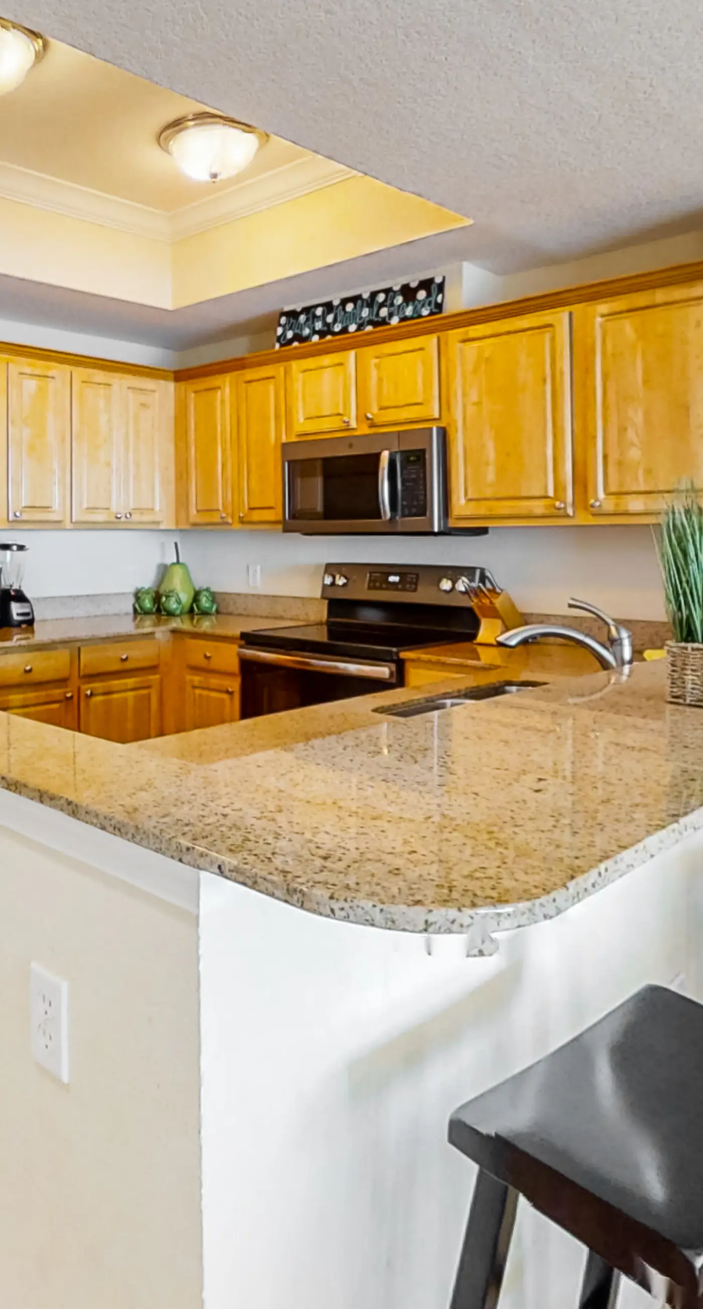 Beachfront 5th-floor condo with balcony, AC, pool, hot tub & view