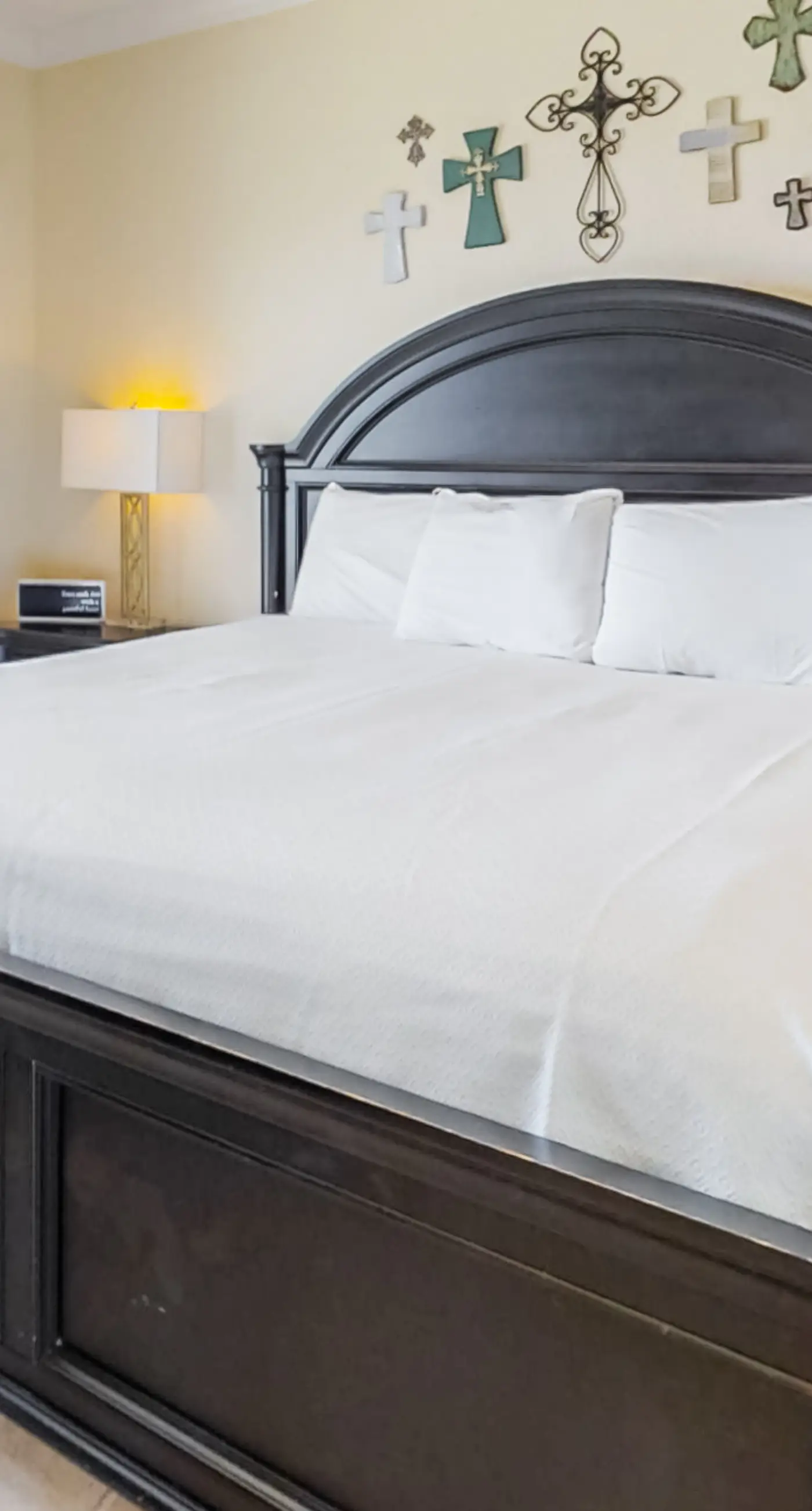 Beachfront 5th-floor condo with balcony, AC, pool, hot tub & view