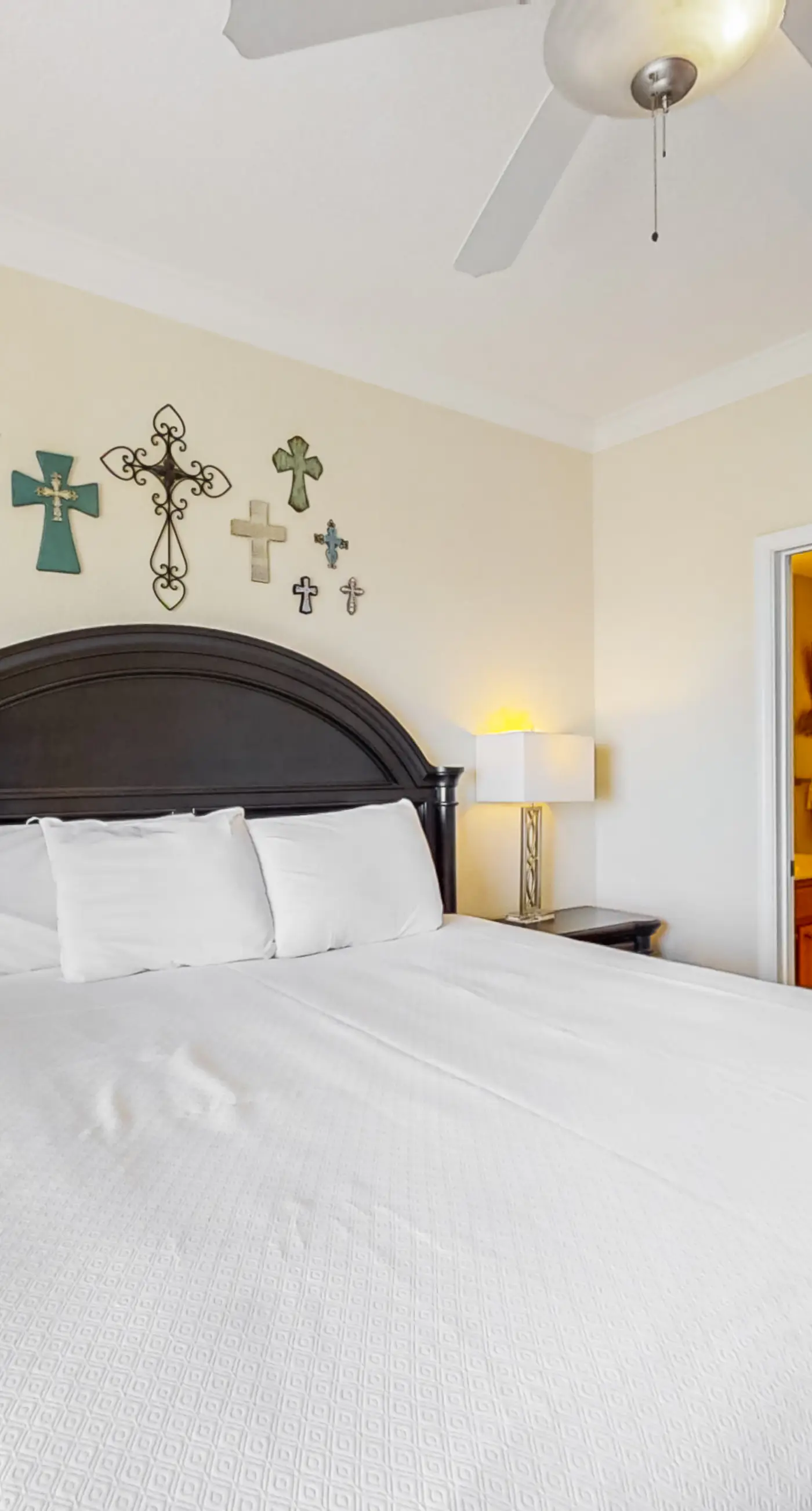 Beachfront 5th-floor condo with balcony, AC, pool, hot tub & view