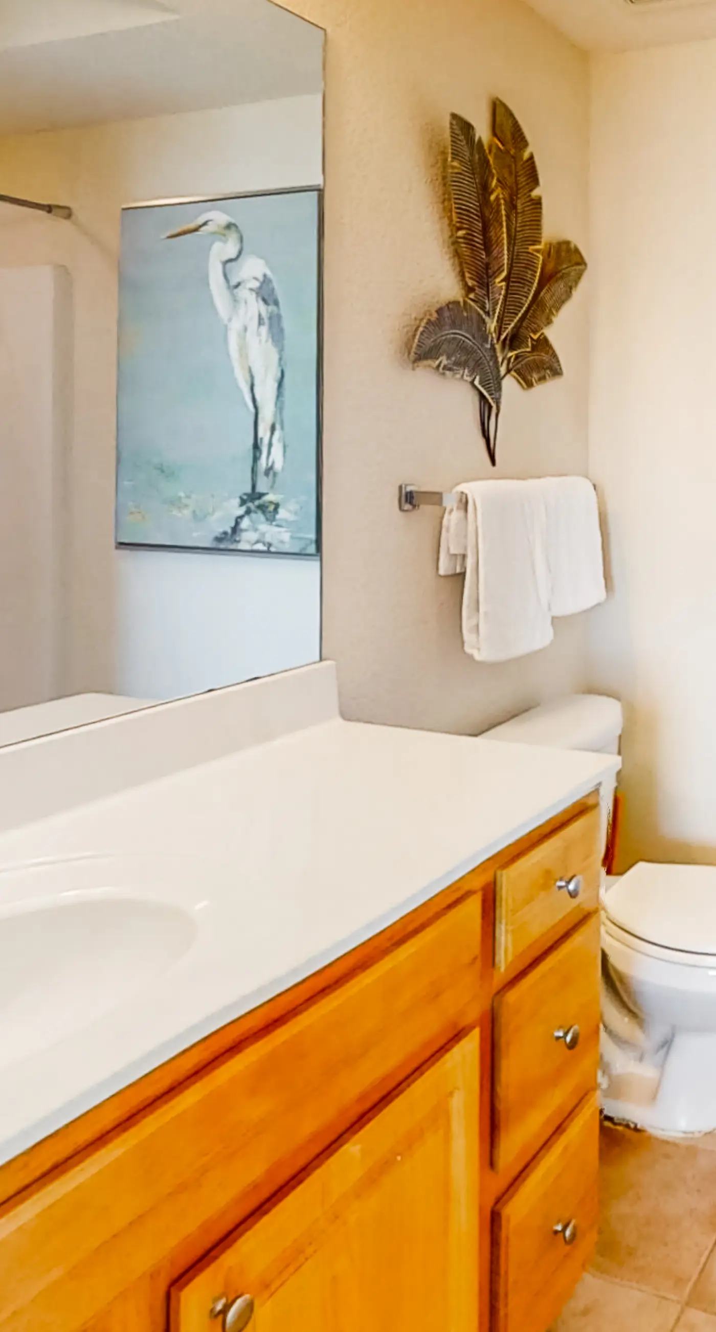 Beachfront 5th-floor condo with balcony, AC, pool, hot tub & view