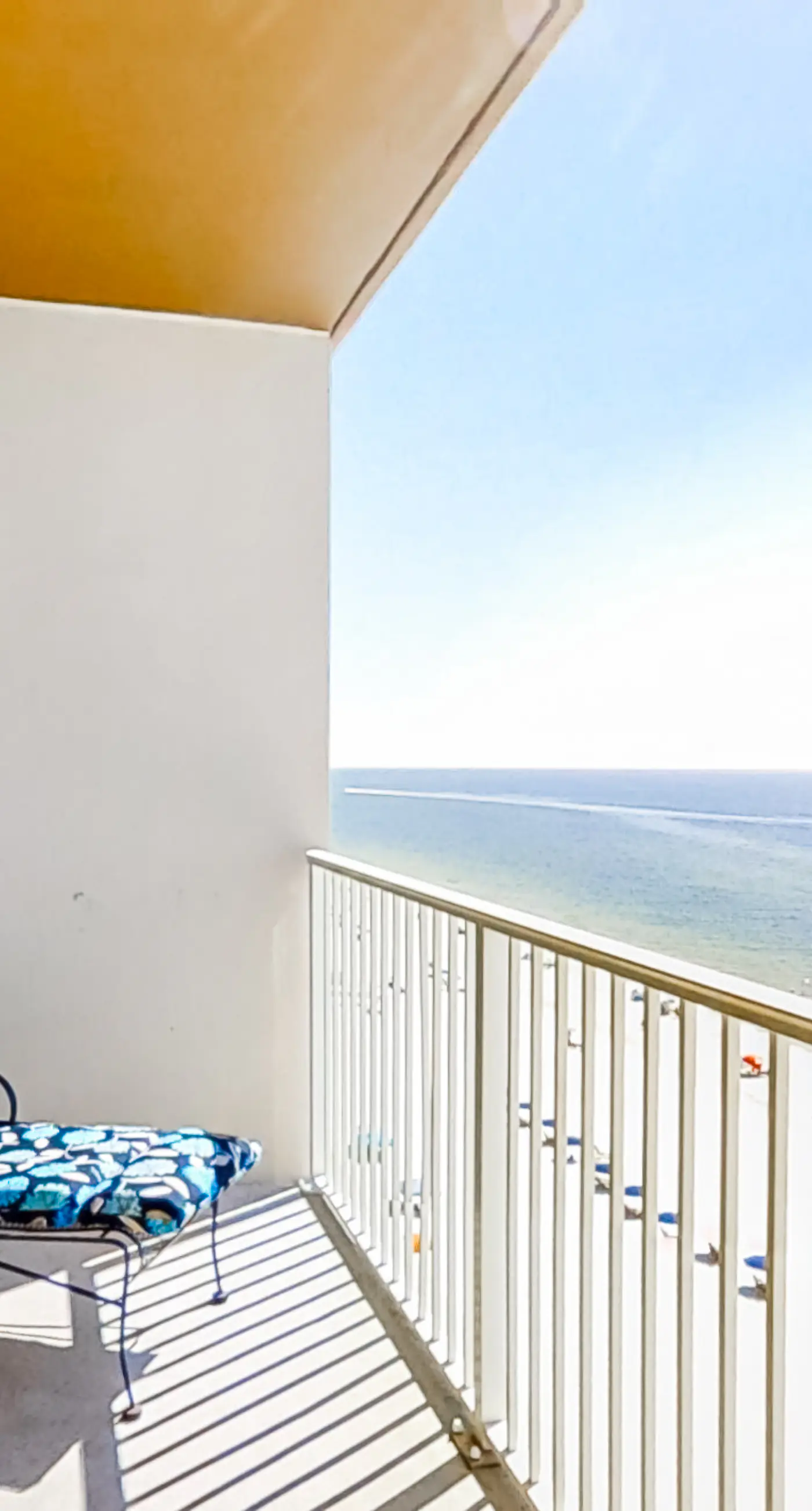 Beachfront 5th-floor condo with balcony, AC, pool, hot tub & view