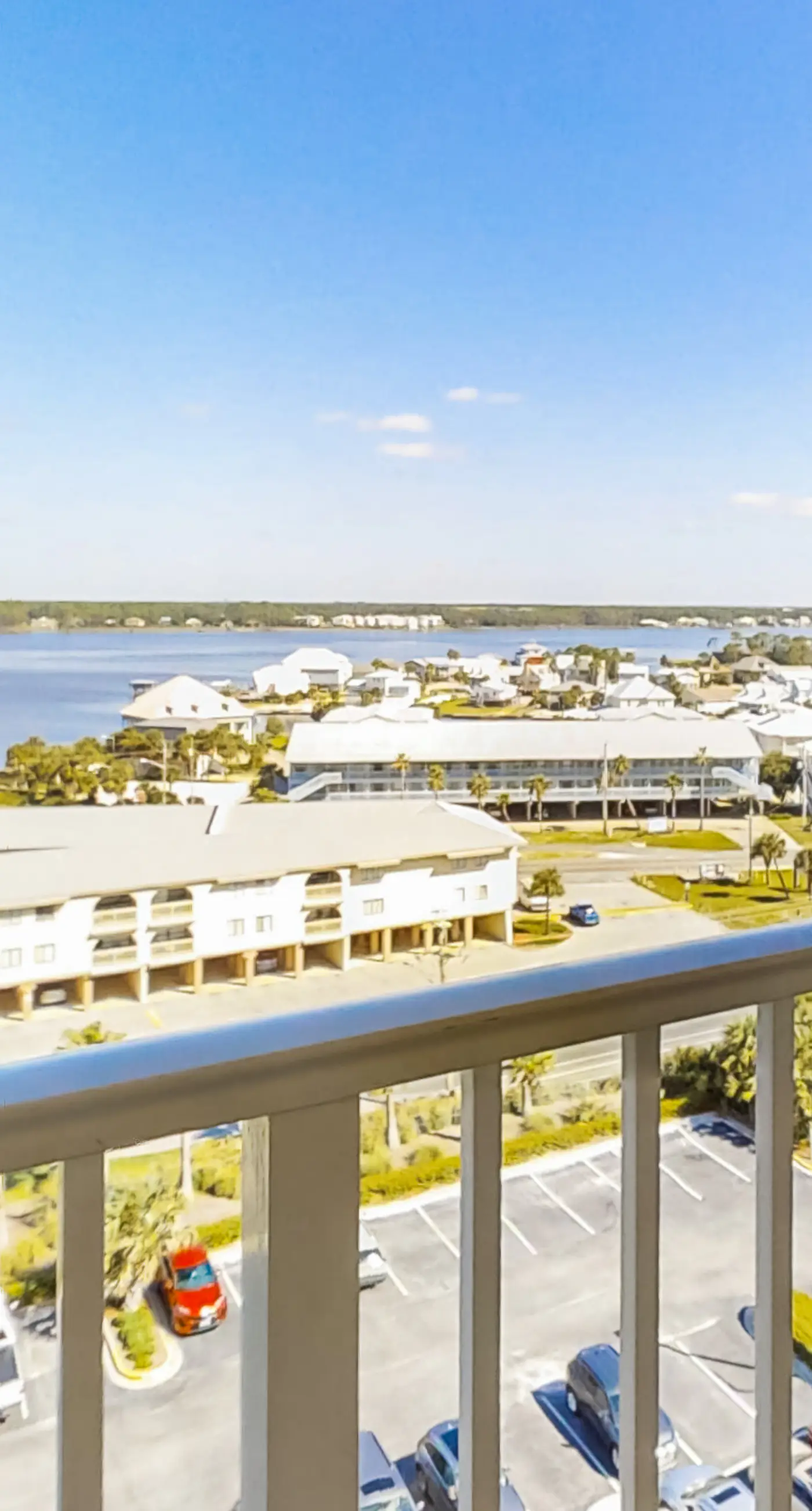 Beachfront 5th-floor condo with balcony, AC, pool, hot tub & view