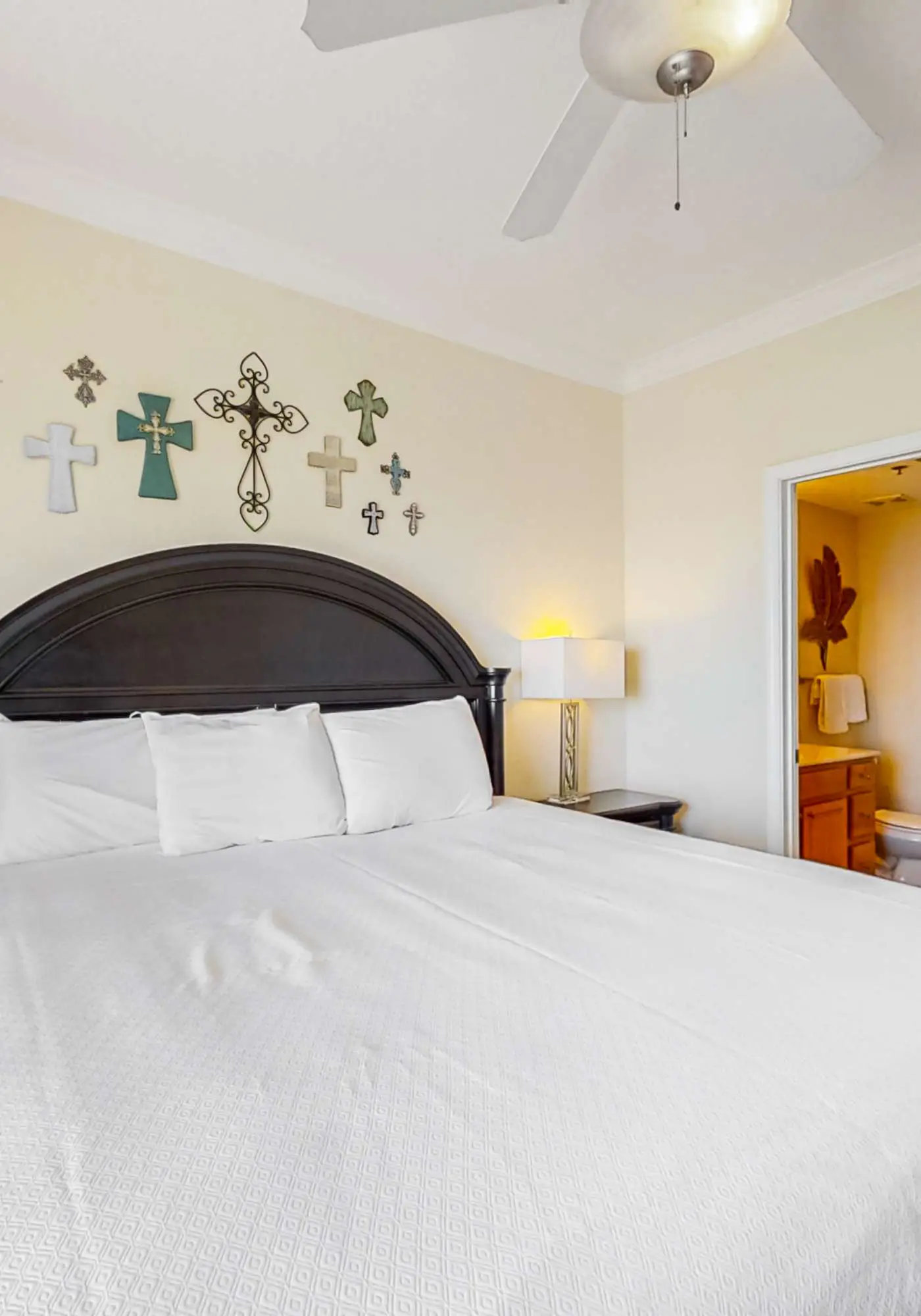Beachfront 5th-floor condo with balcony, AC, pool, hot tub & view