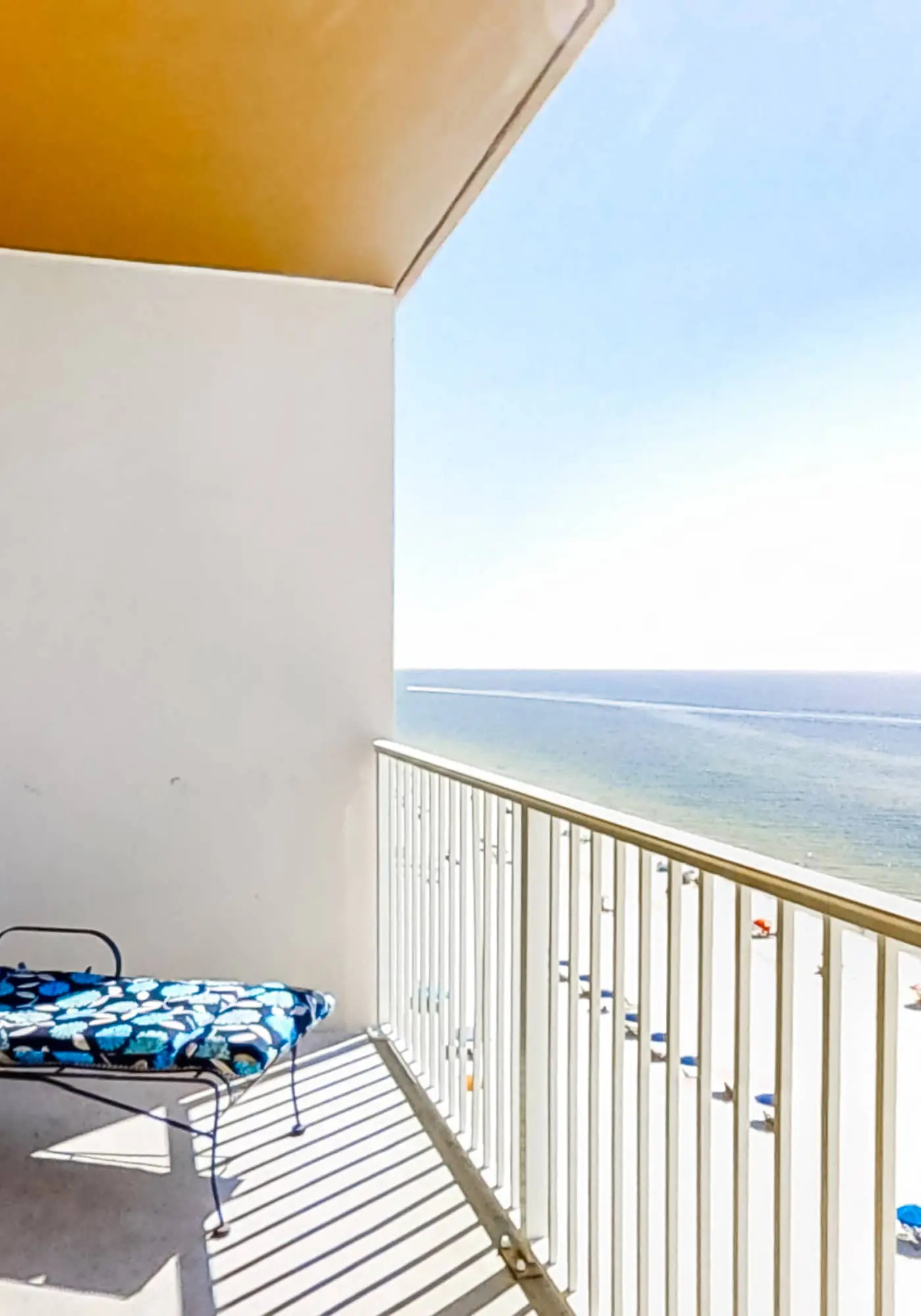 Beachfront 5th-floor condo with balcony, AC, pool, hot tub & view