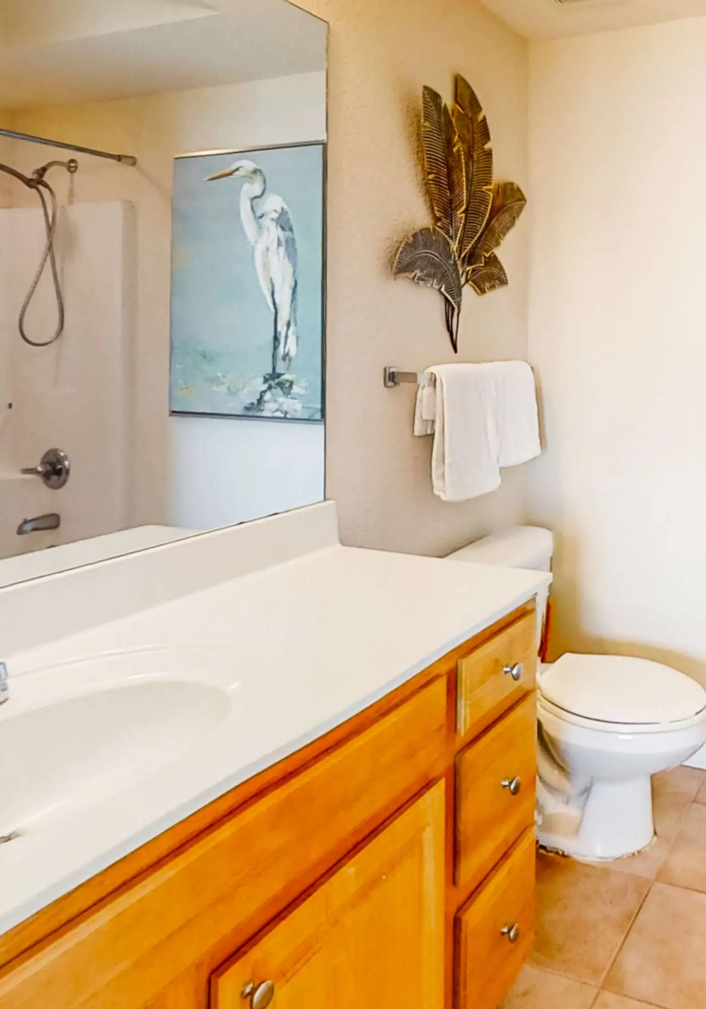 Beachfront 5th-floor condo with balcony, AC, pool, hot tub & view