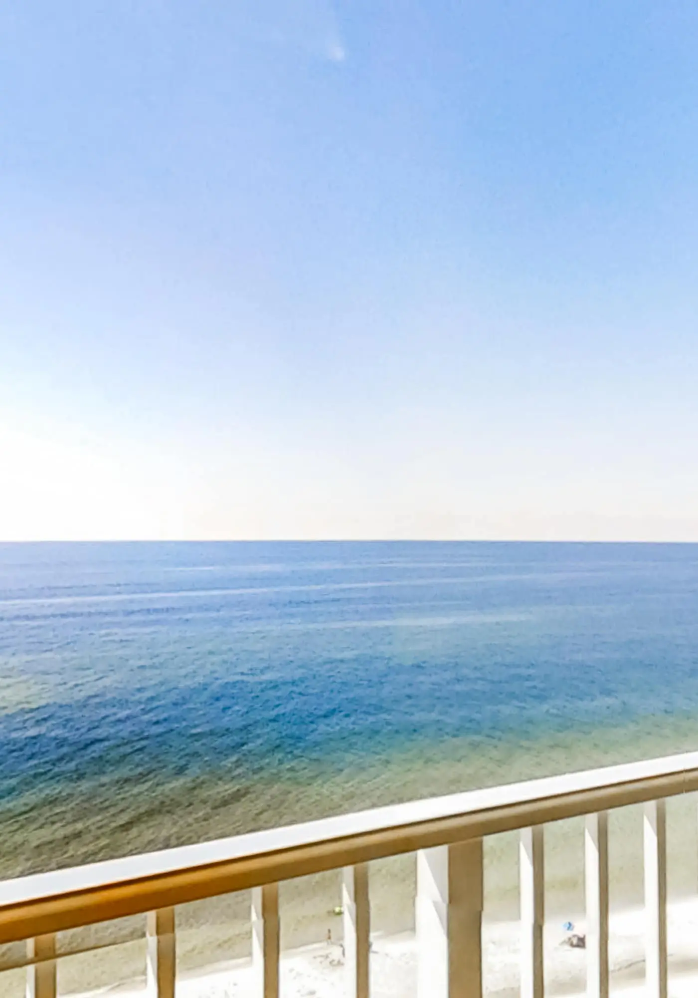 Beachfront 5th-floor condo with balcony, AC, pool, hot tub & view