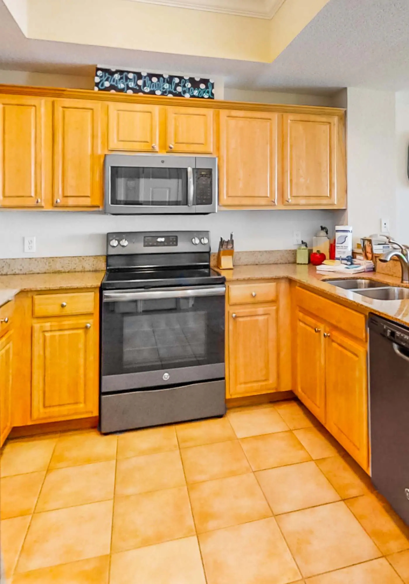 Beachfront 5th-floor condo with balcony, AC, pool, hot tub & view
