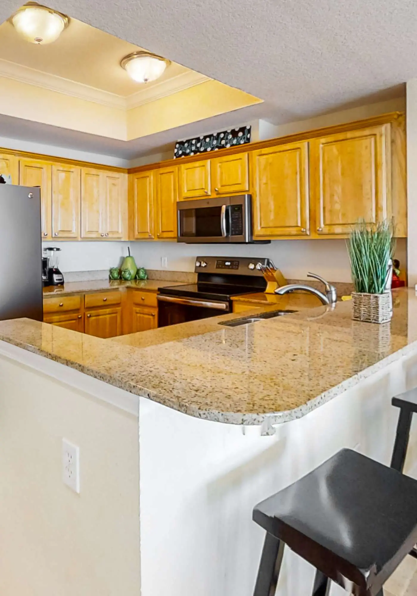 Beachfront 5th-floor condo with balcony, AC, pool, hot tub & view