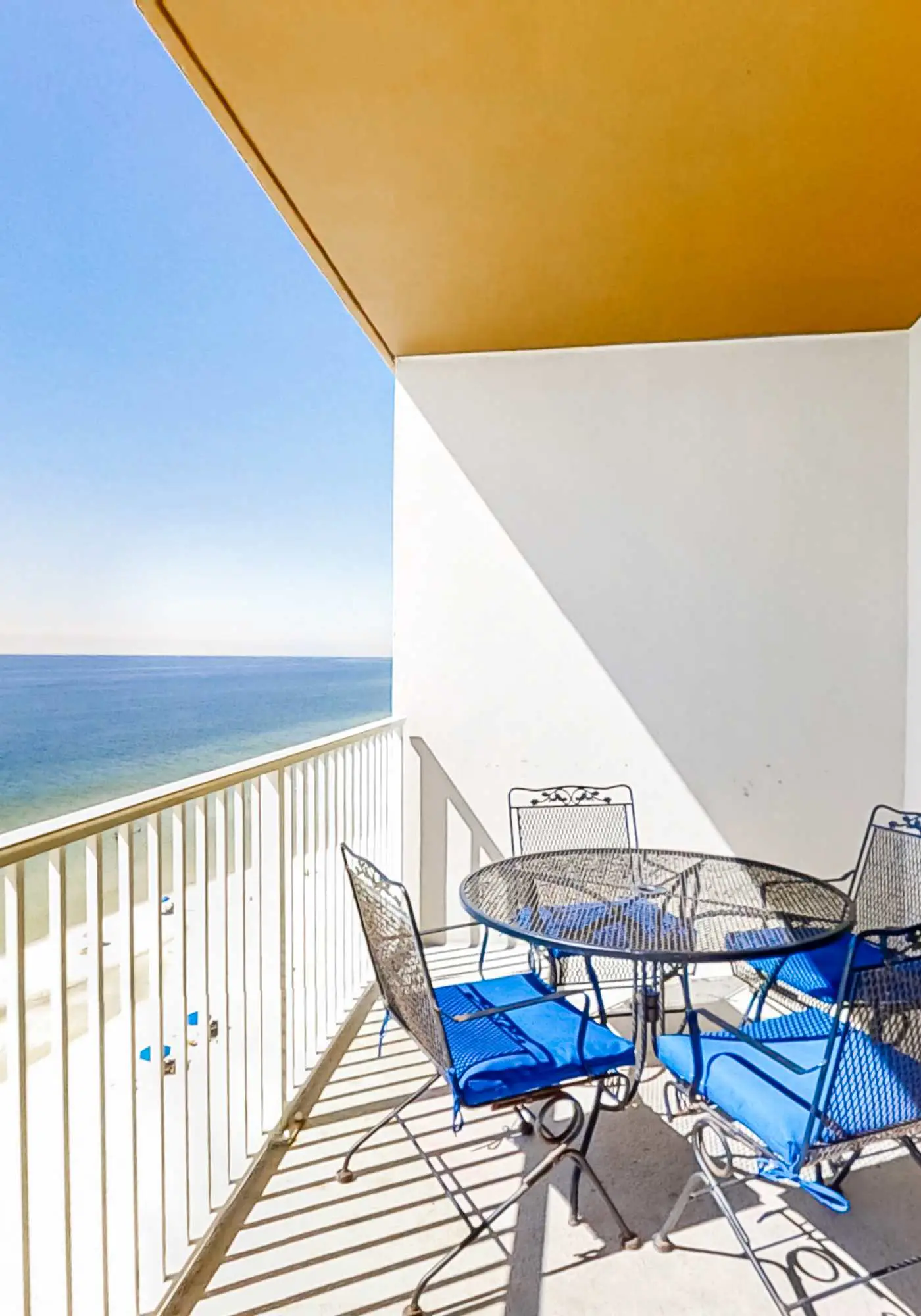 Beachfront 5th-floor condo with balcony, AC, pool, hot tub & view