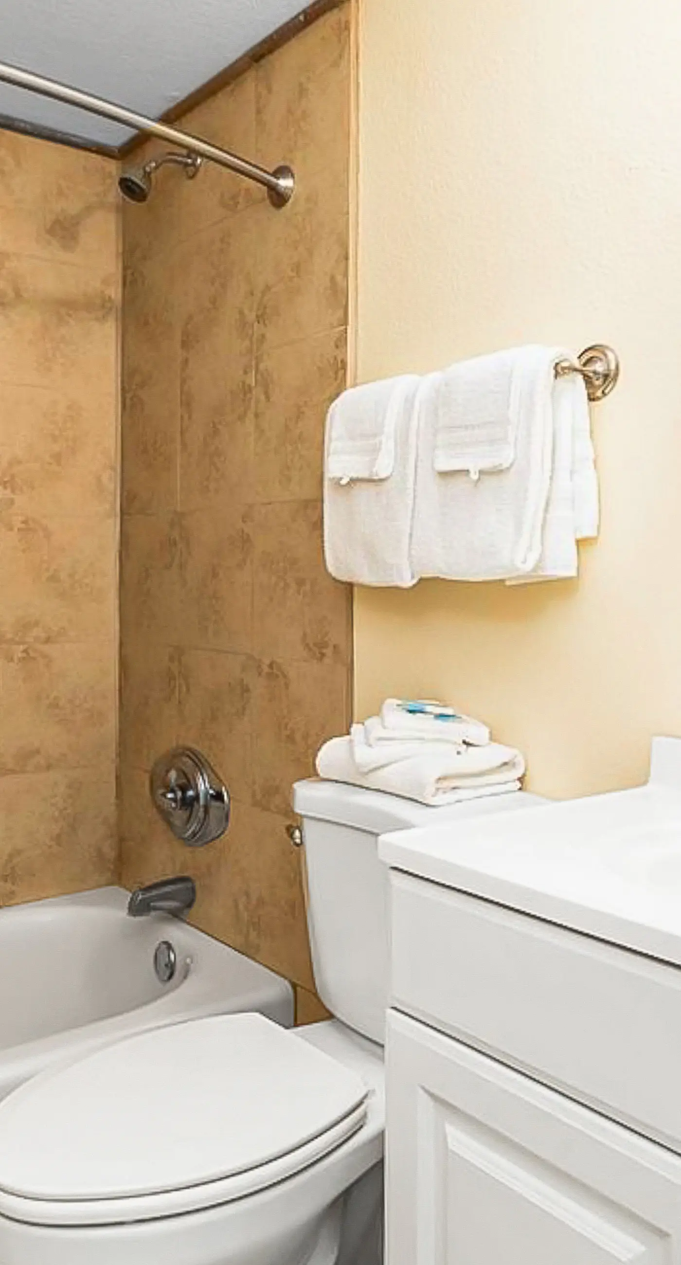 12th-floor beachfront condo with private balcony, AC, hot tub, pool, sauna