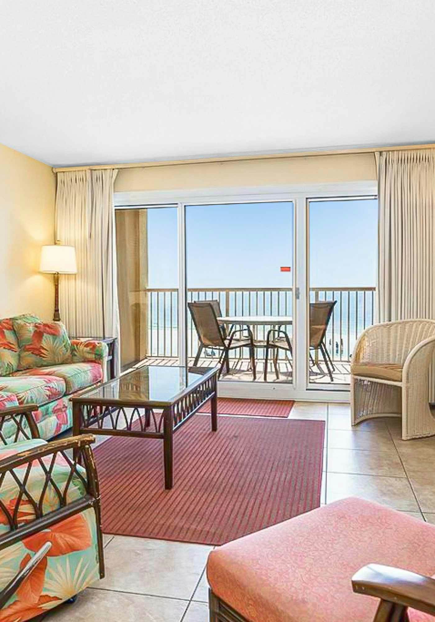 3rd-floor beachfront condo with private balcony, AC, hot tub, pool, sauna