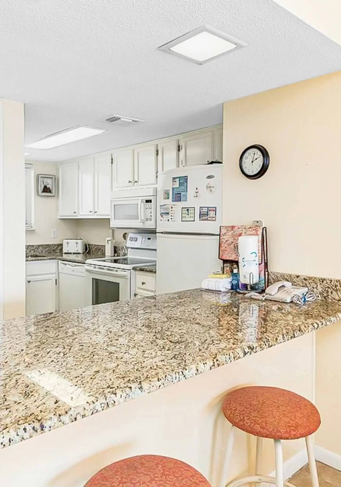 3rd-floor beachfront condo with private balcony, AC, hot tub, pool, sauna