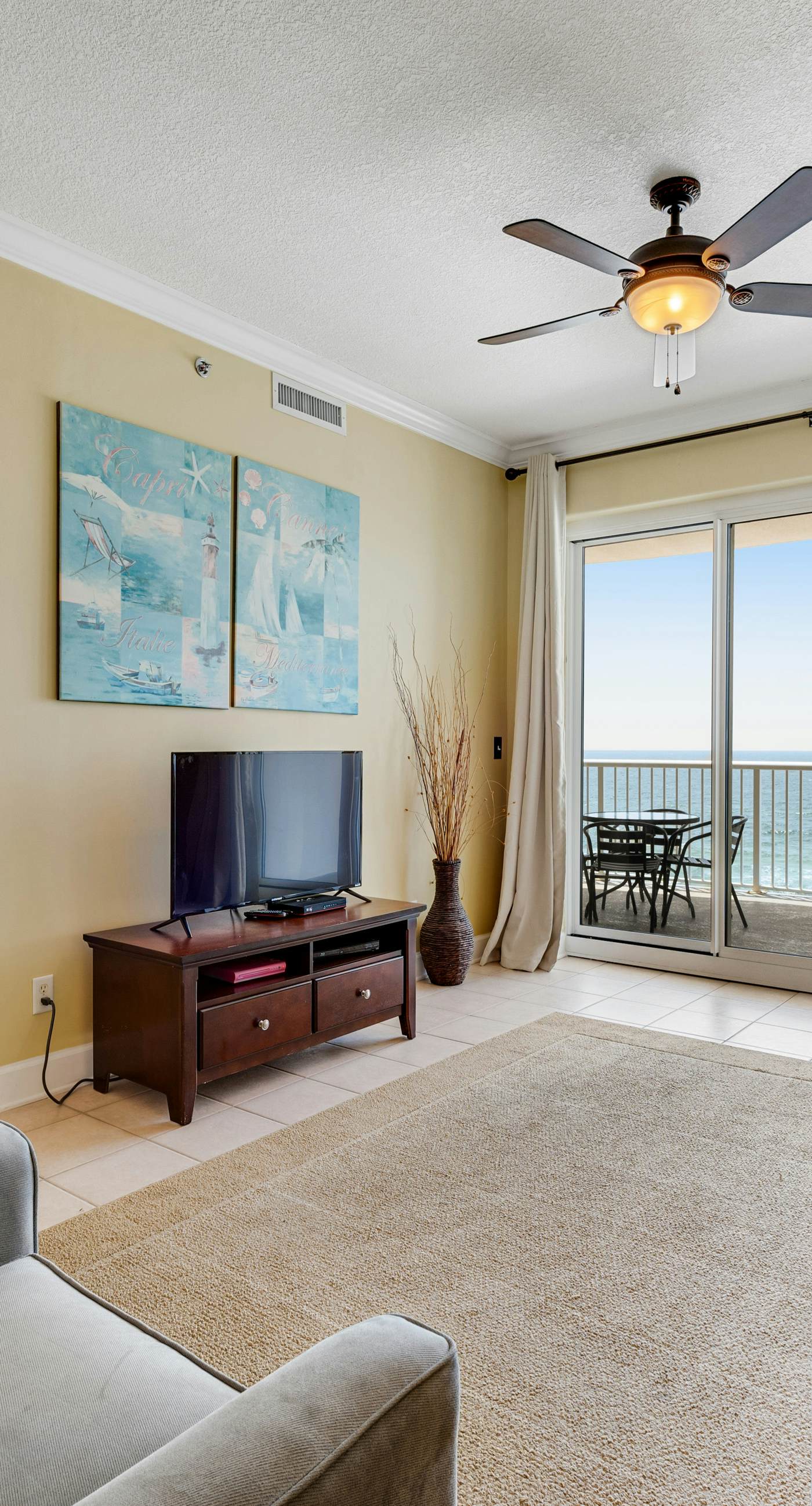 6th-floor condo with pool, central AC, free WiFi, balcony, & views