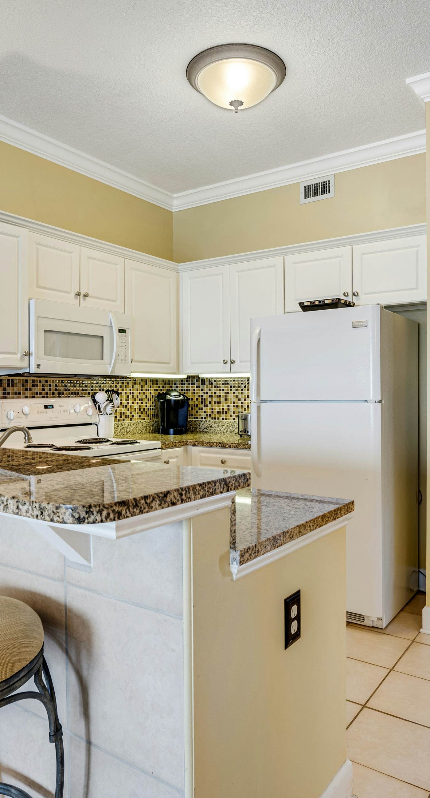 6th-floor condo with pool, central AC, free WiFi, balcony, & views