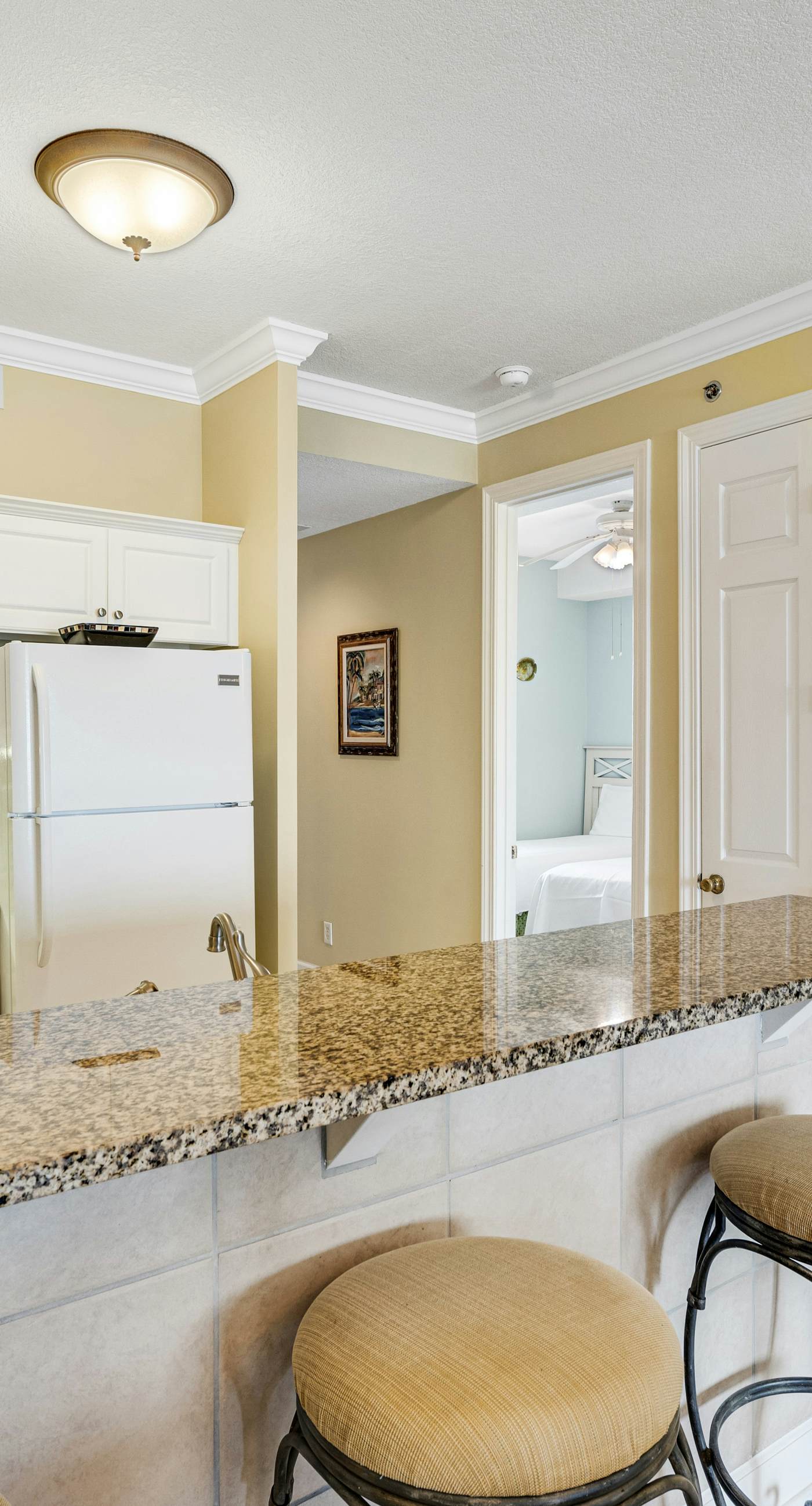 6th-floor condo with pool, central AC, free WiFi, balcony, & views