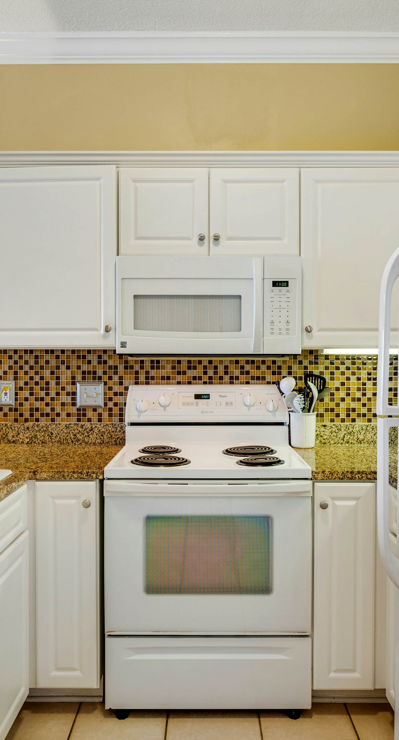 6th-floor condo with pool, central AC, free WiFi, balcony, & views