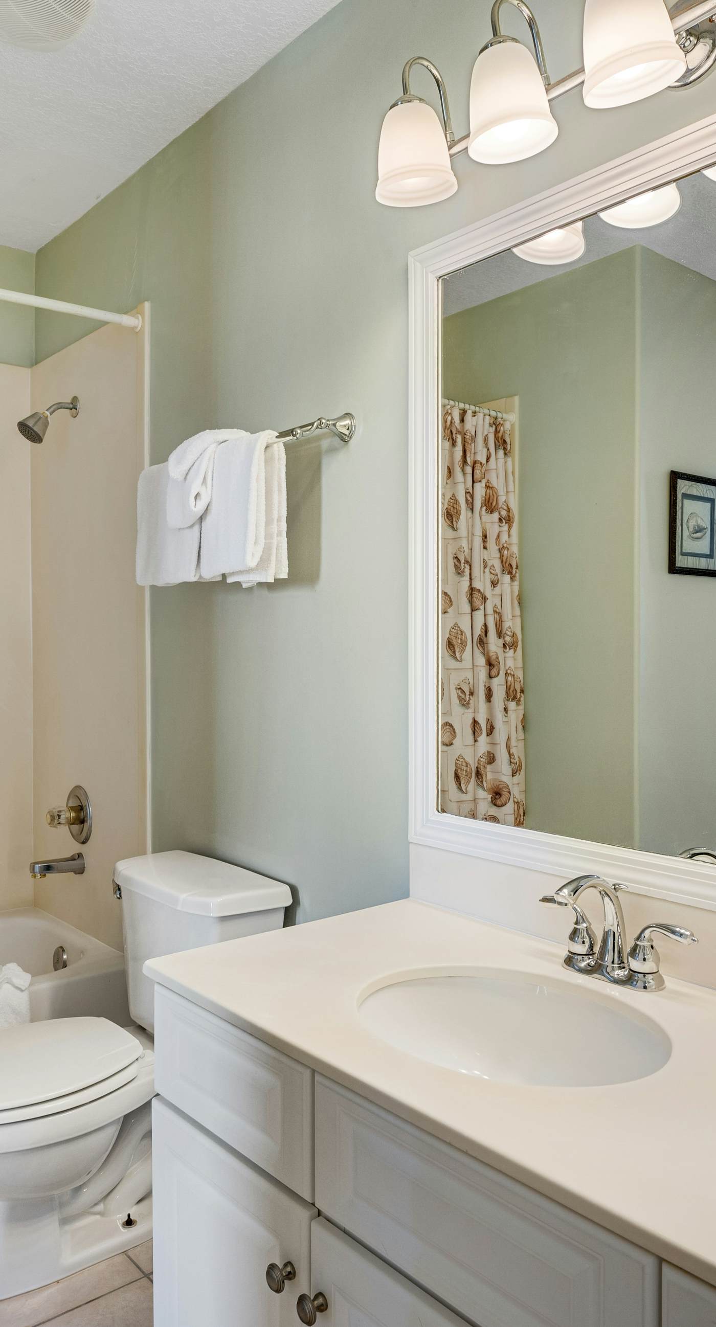 6th-floor condo with pool, central AC, free WiFi, balcony, & views