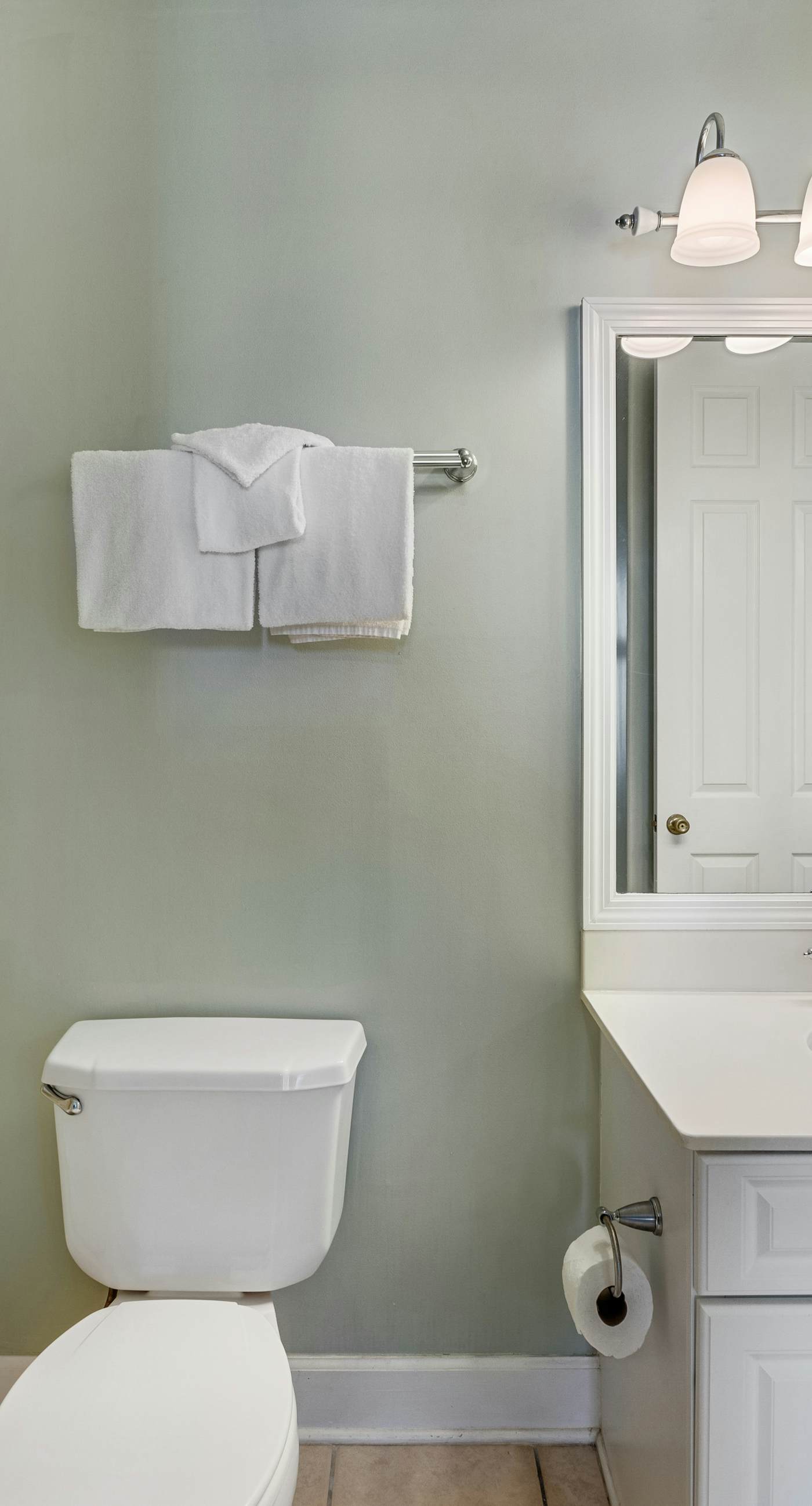 6th-floor condo with pool, central AC, free WiFi, balcony, & views