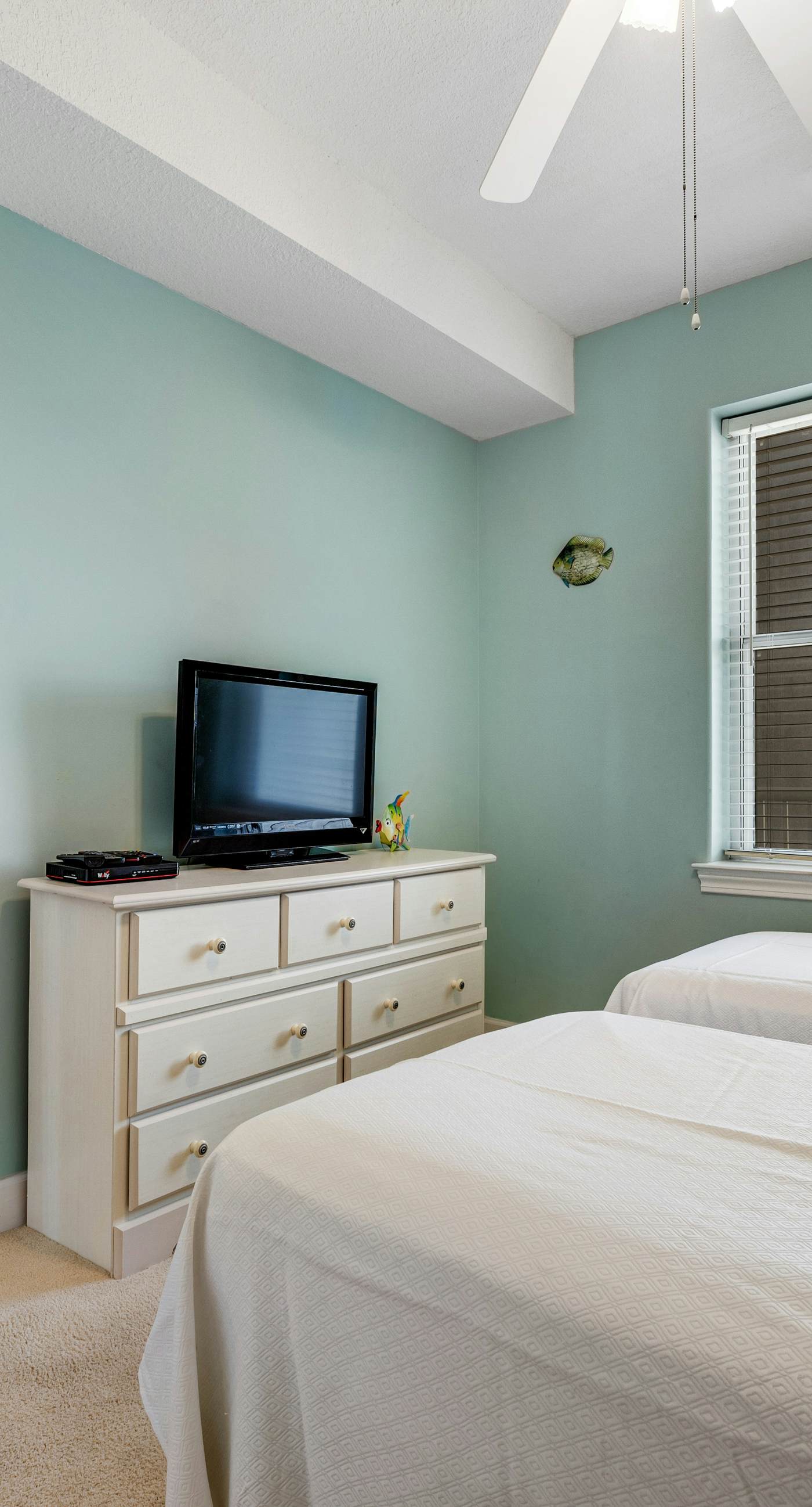 6th-floor condo with pool, central AC, free WiFi, balcony, & views