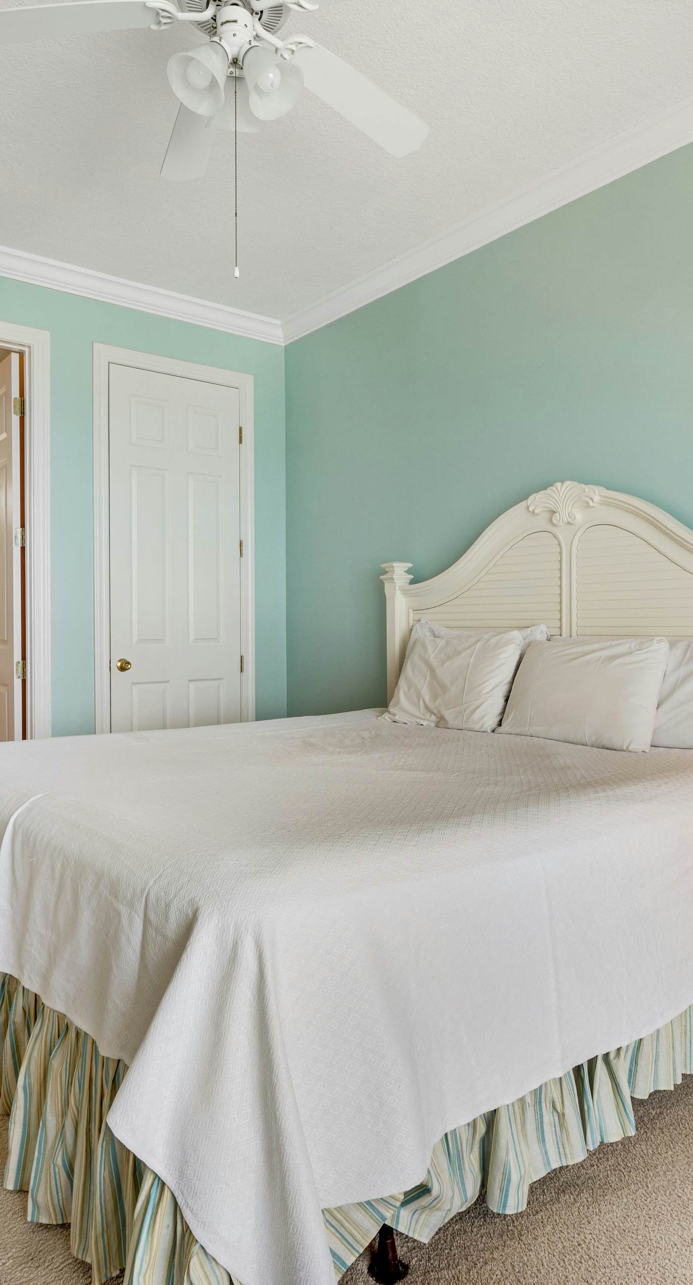 6th-floor condo with pool, central AC, free WiFi, balcony, & views