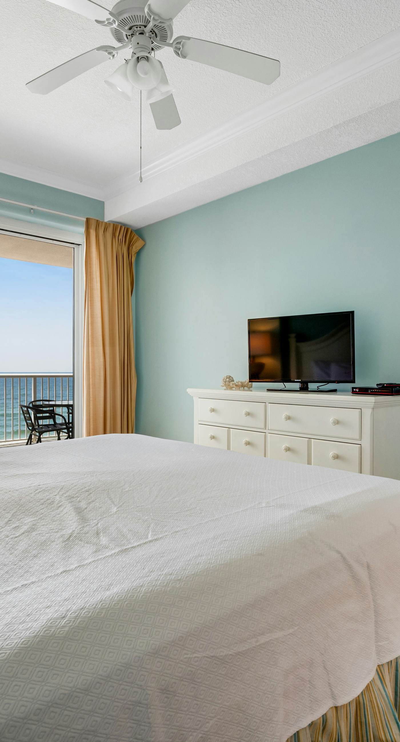 6th-floor condo with pool, central AC, free WiFi, balcony, & views