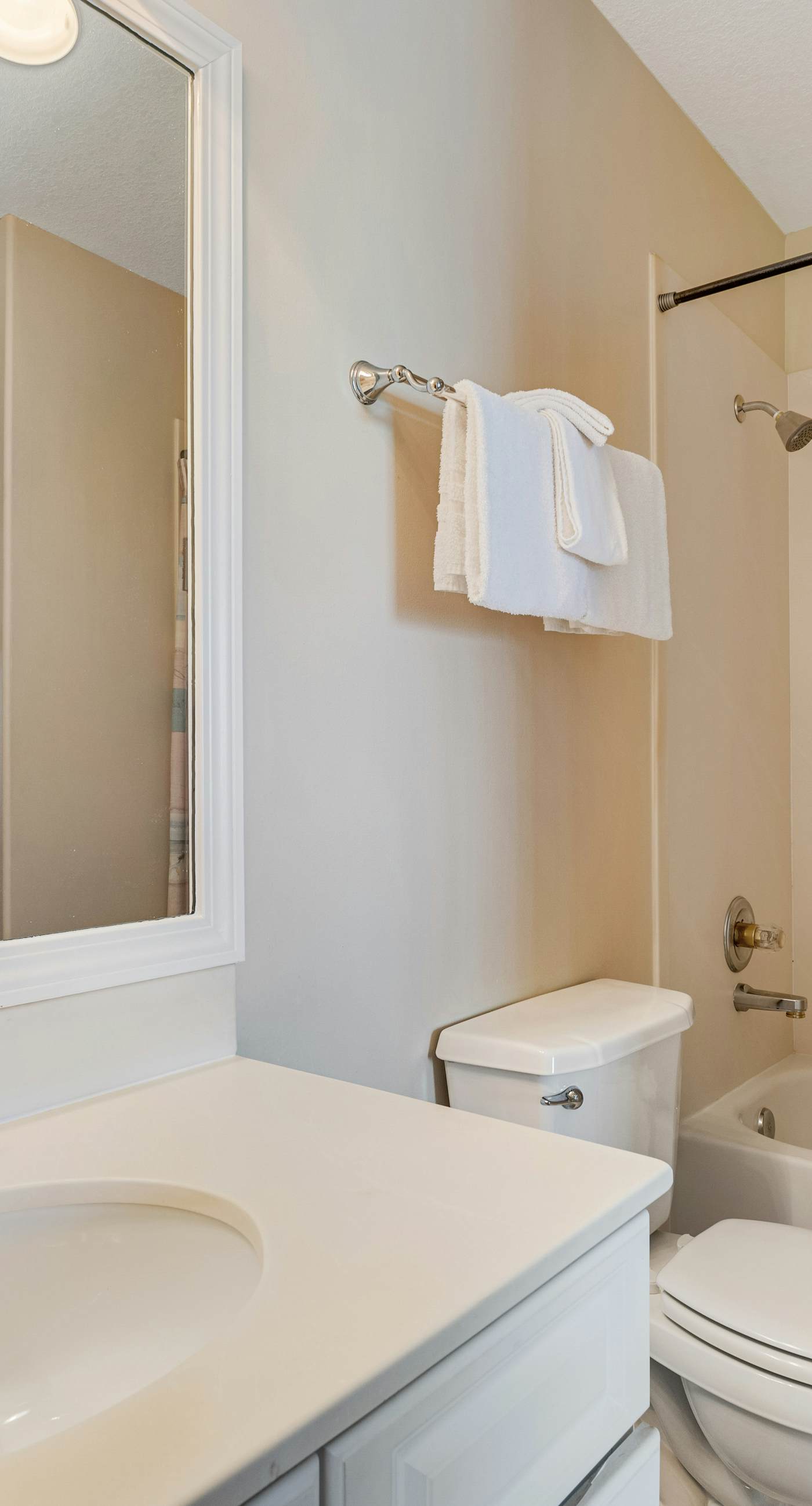 6th-floor condo with pool, central AC, free WiFi, balcony, & views