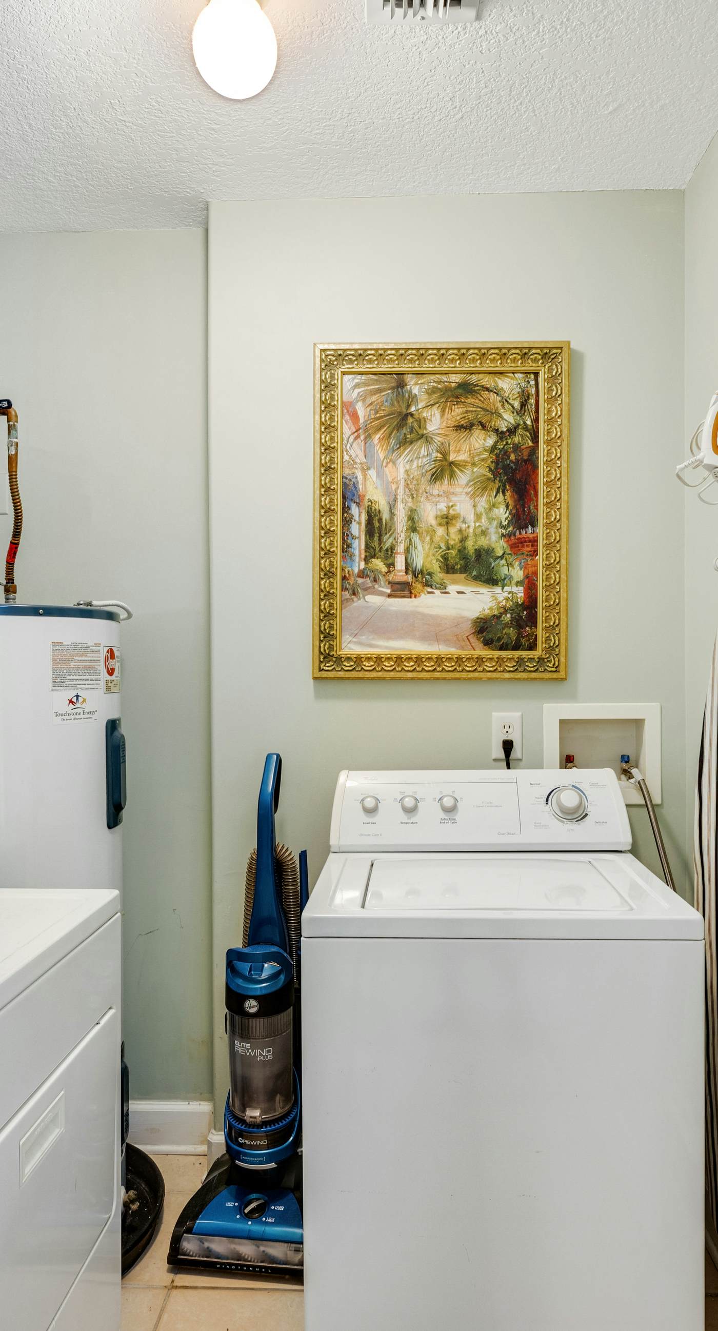 6th-floor condo with pool, central AC, free WiFi, balcony, & views