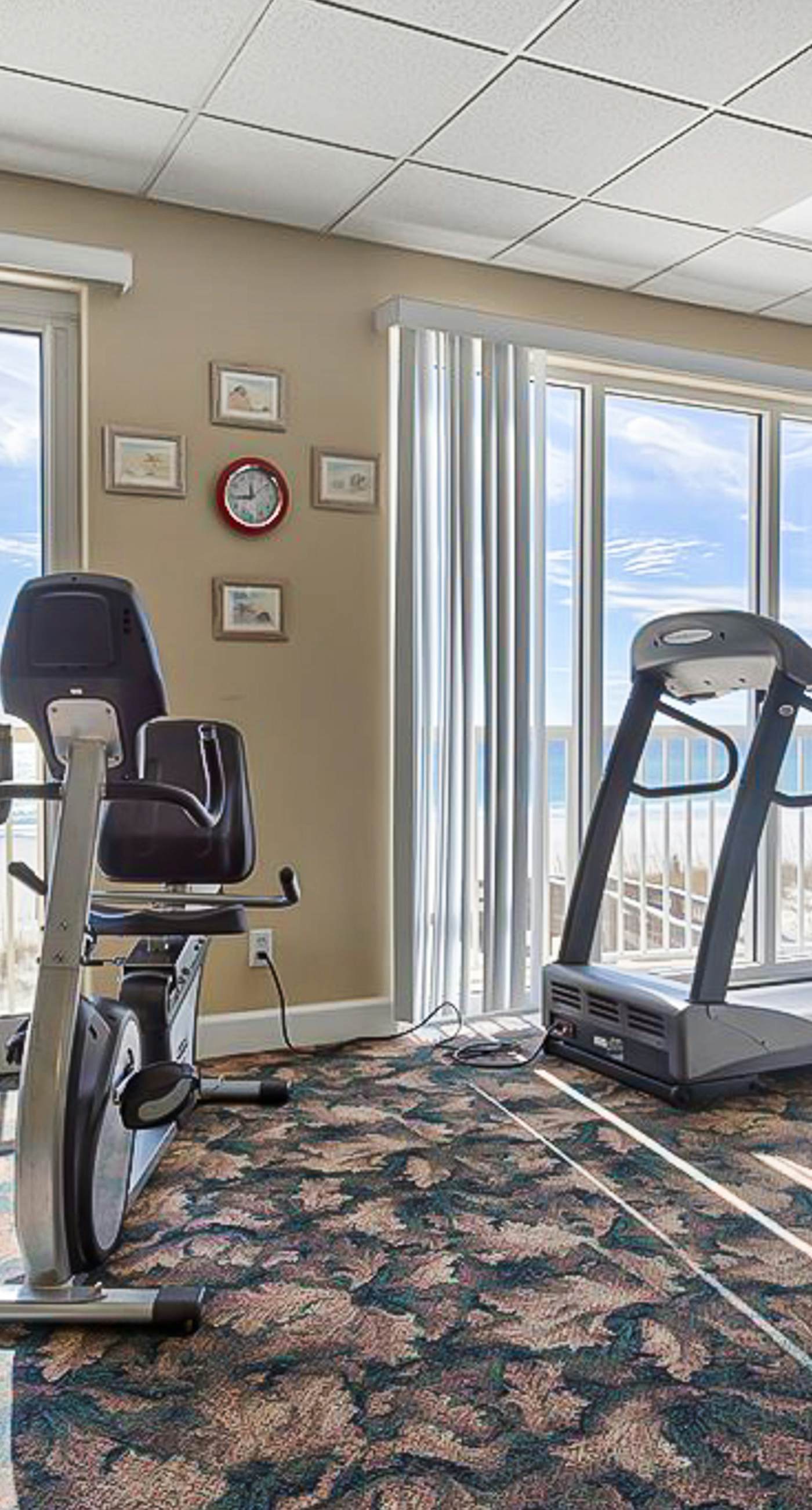 6th-floor condo with pool, central AC, free WiFi, balcony, & views