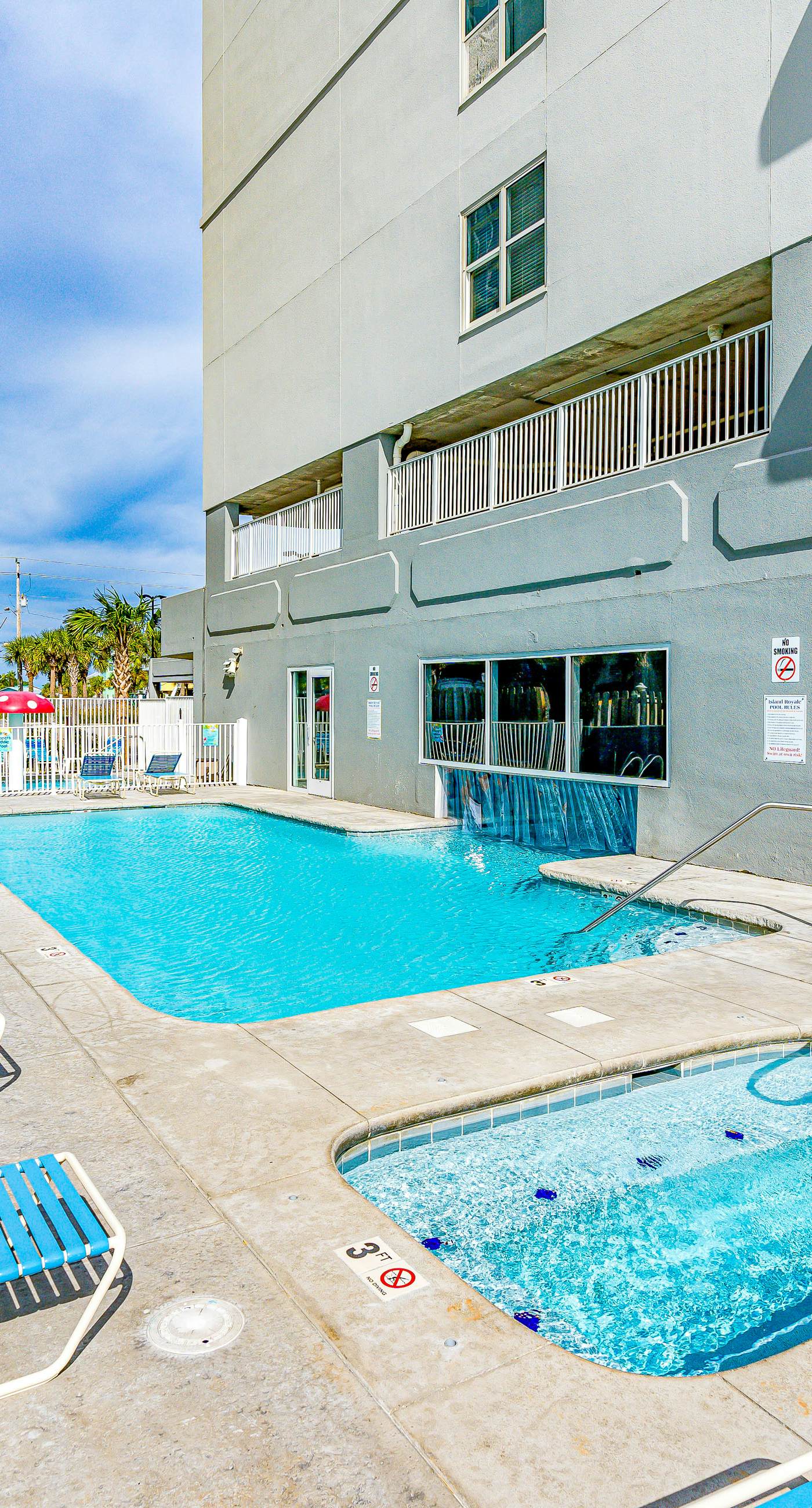 6th-floor condo with pool, central AC, free WiFi, balcony, & views