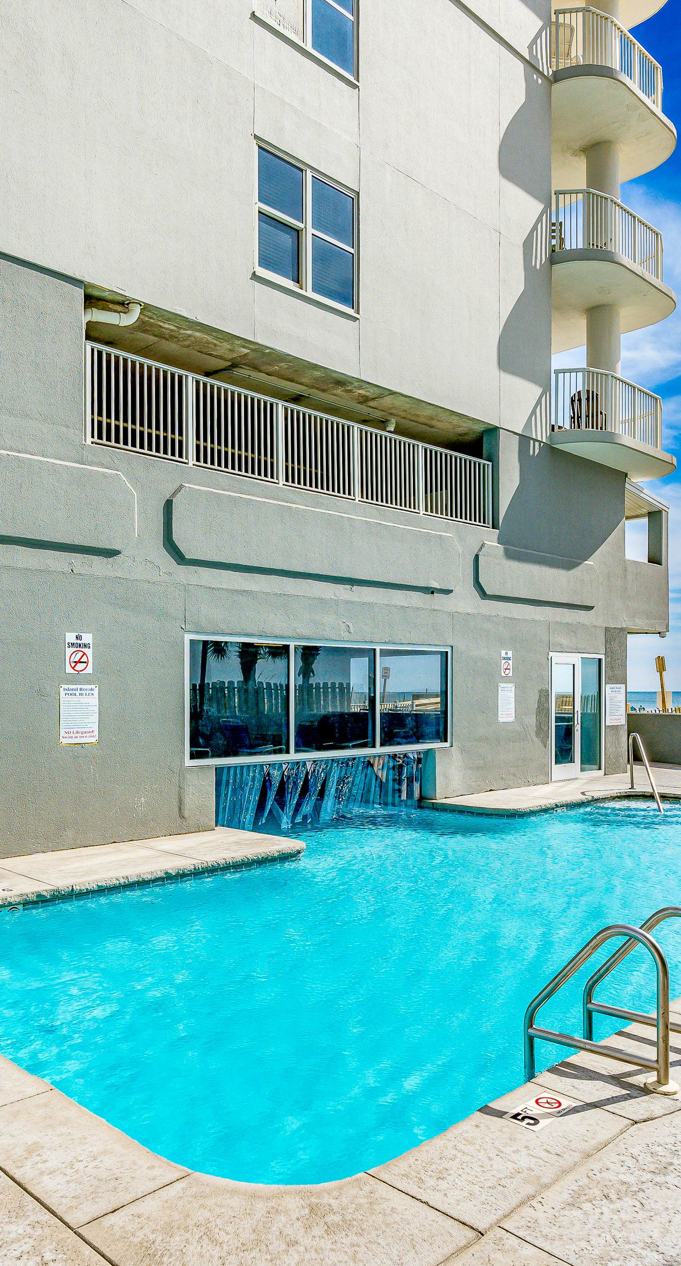 6th-floor condo with pool, central AC, free WiFi, balcony, & views