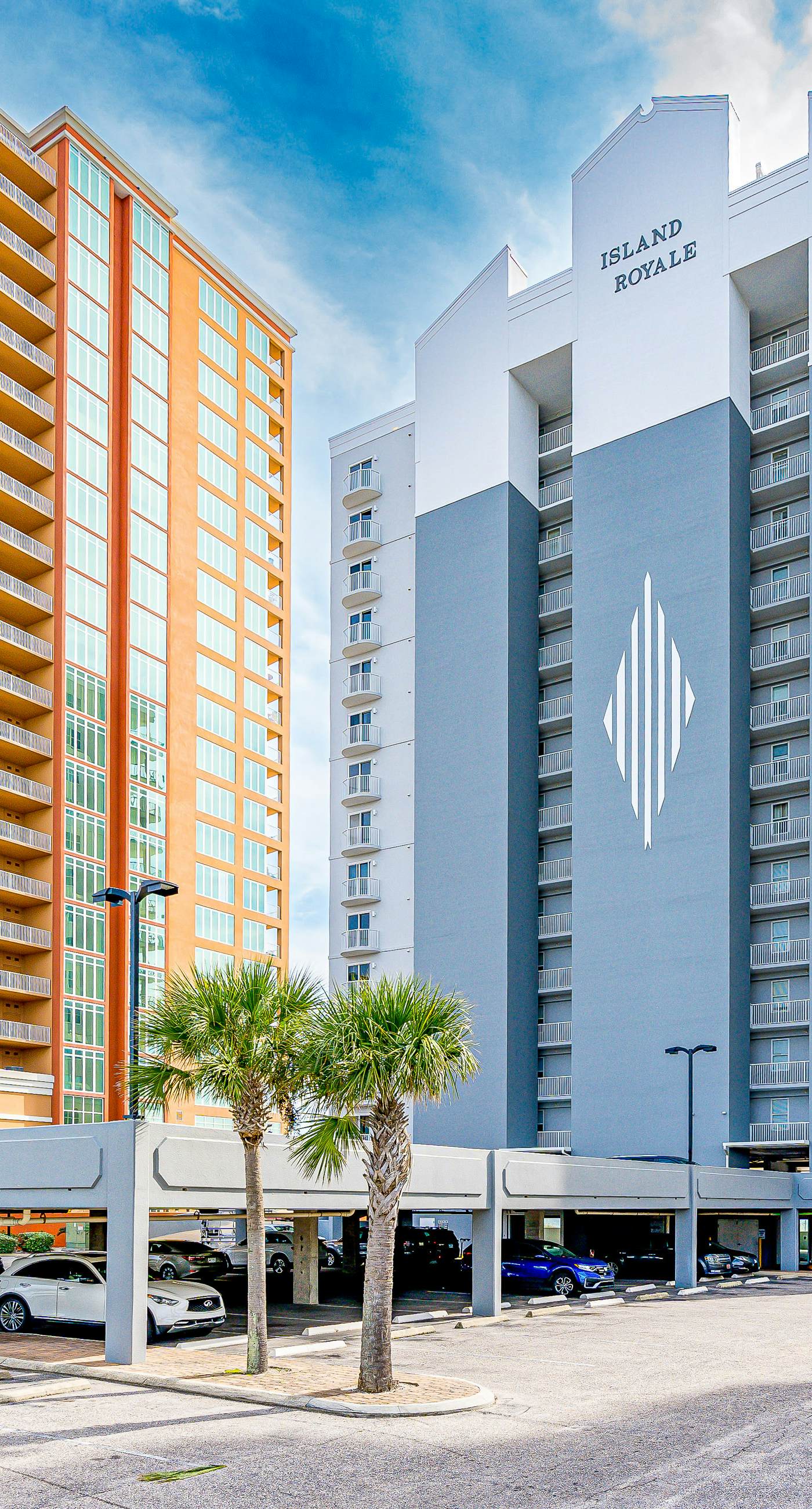 6th-floor condo with pool, central AC, free WiFi, balcony, & views