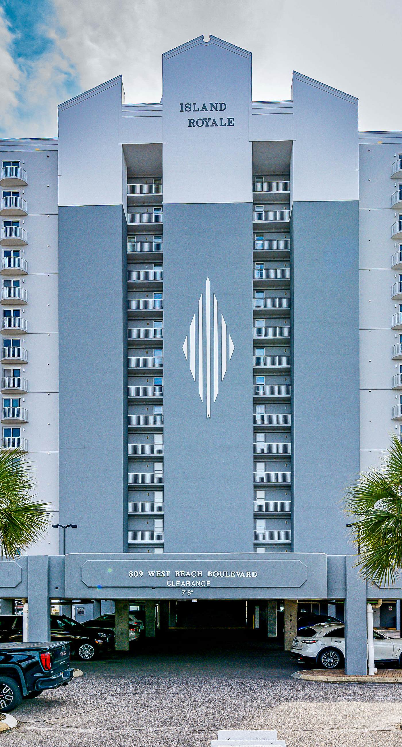 6th-floor condo with pool, central AC, free WiFi, balcony, & views