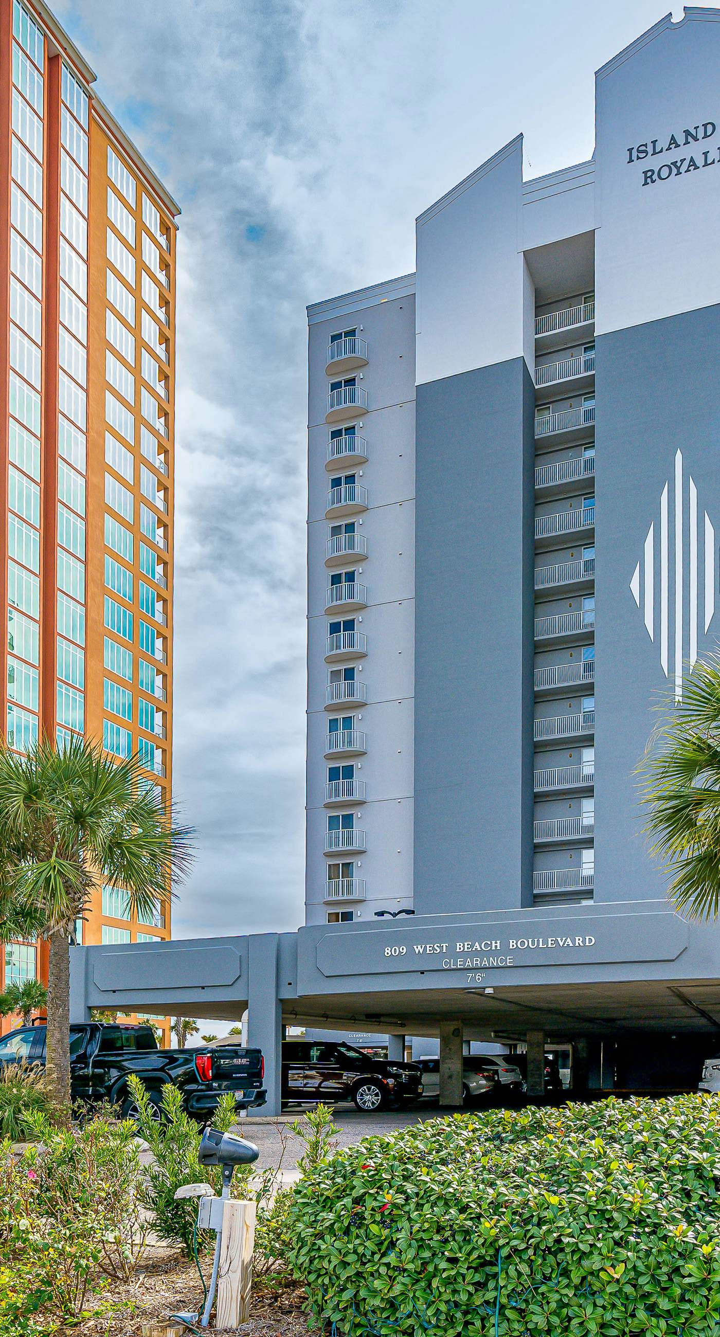 6th-floor condo with pool, central AC, free WiFi, balcony, & views