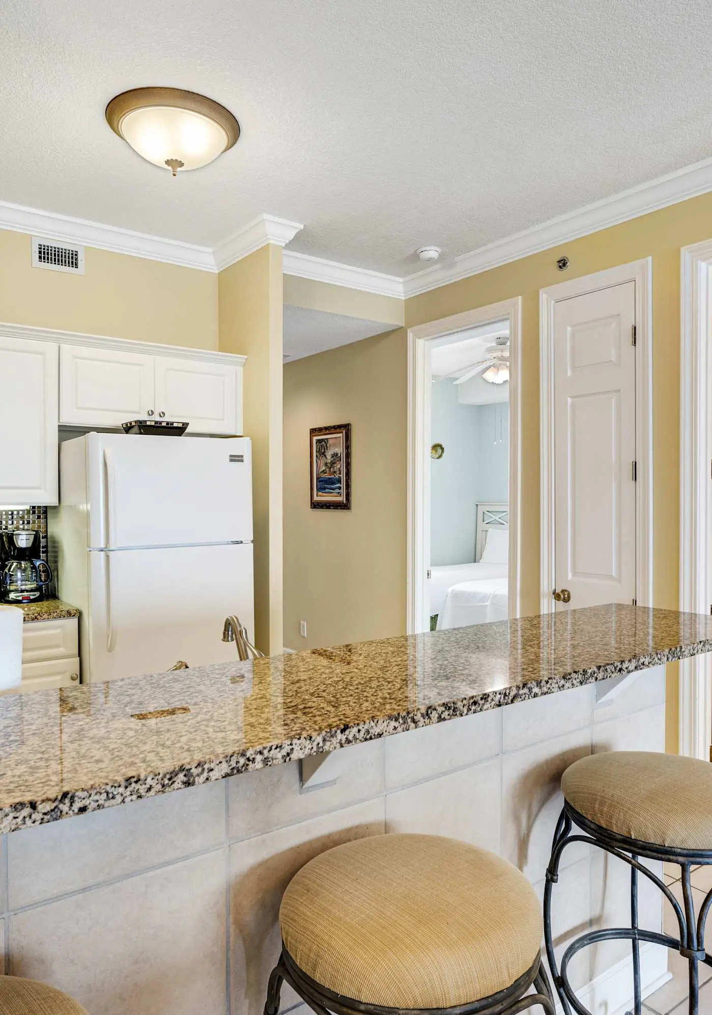 6th-floor condo with pool, central AC, free WiFi, balcony, & views
