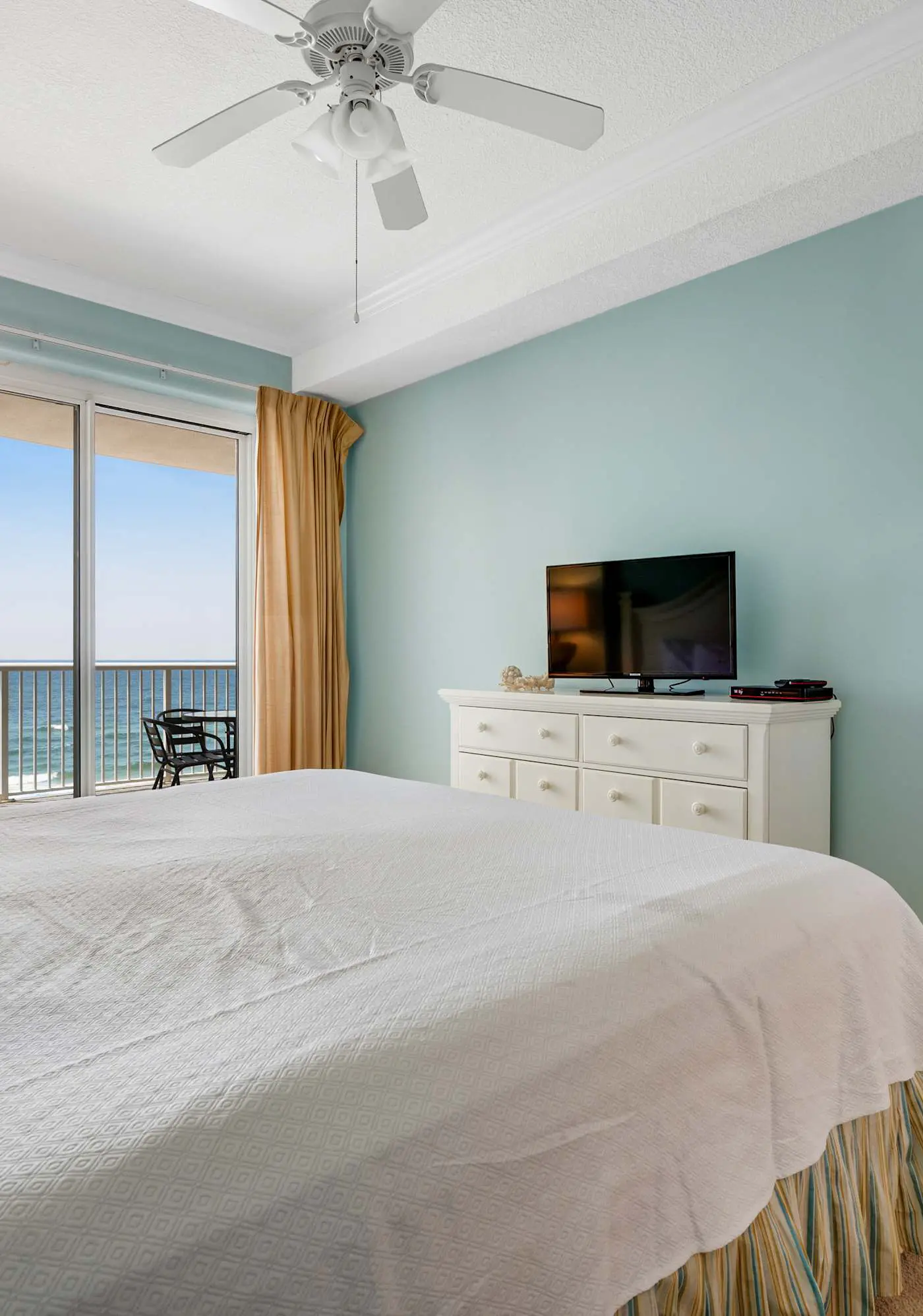 6th-floor condo with pool, central AC, free WiFi, balcony, & views