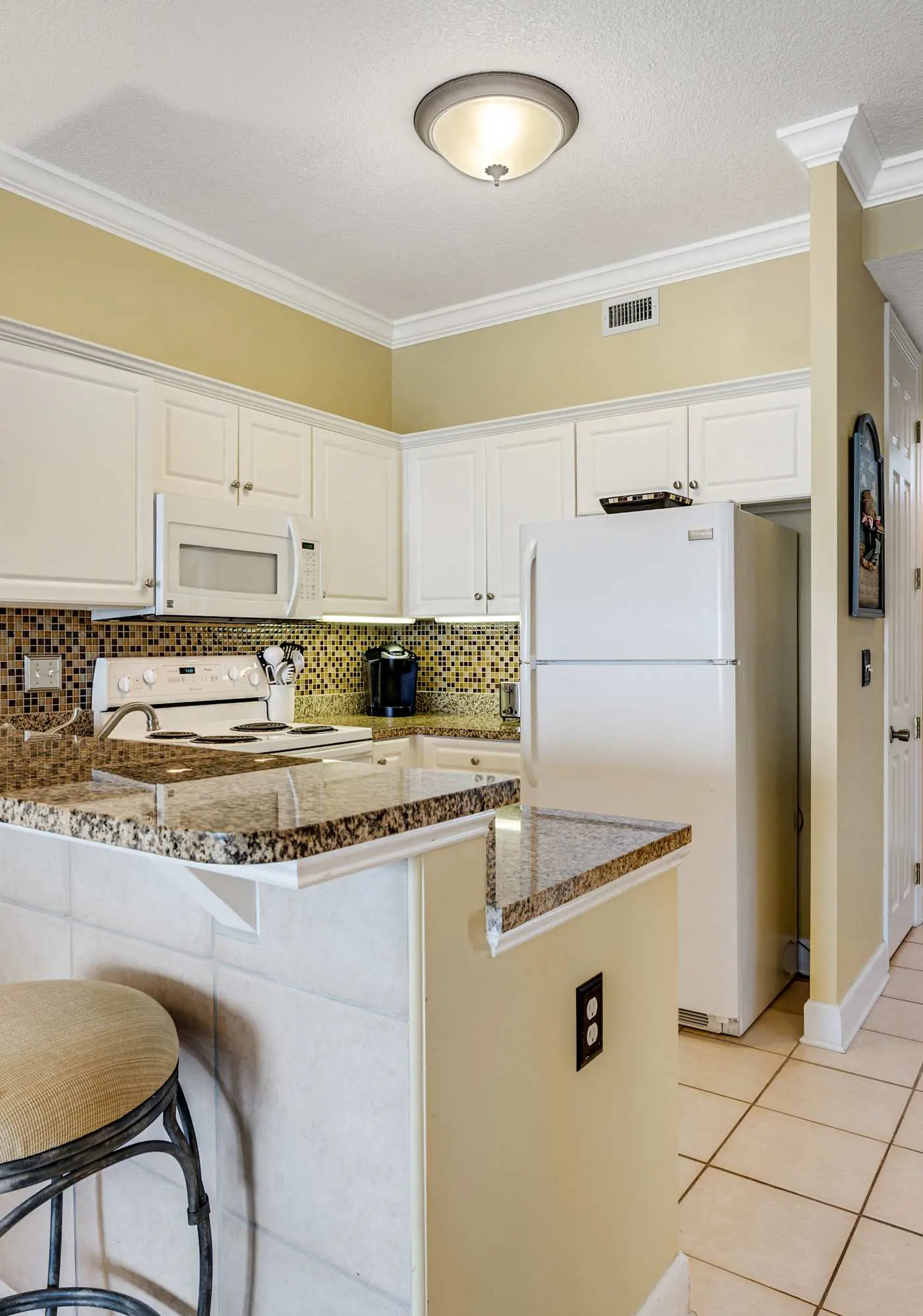 6th-floor condo with pool, central AC, free WiFi, balcony, & views