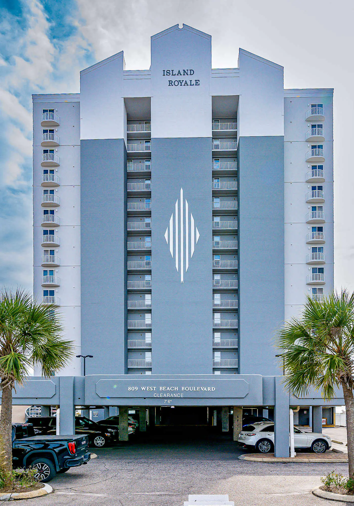 6th-floor condo with pool, central AC, free WiFi, balcony, & views