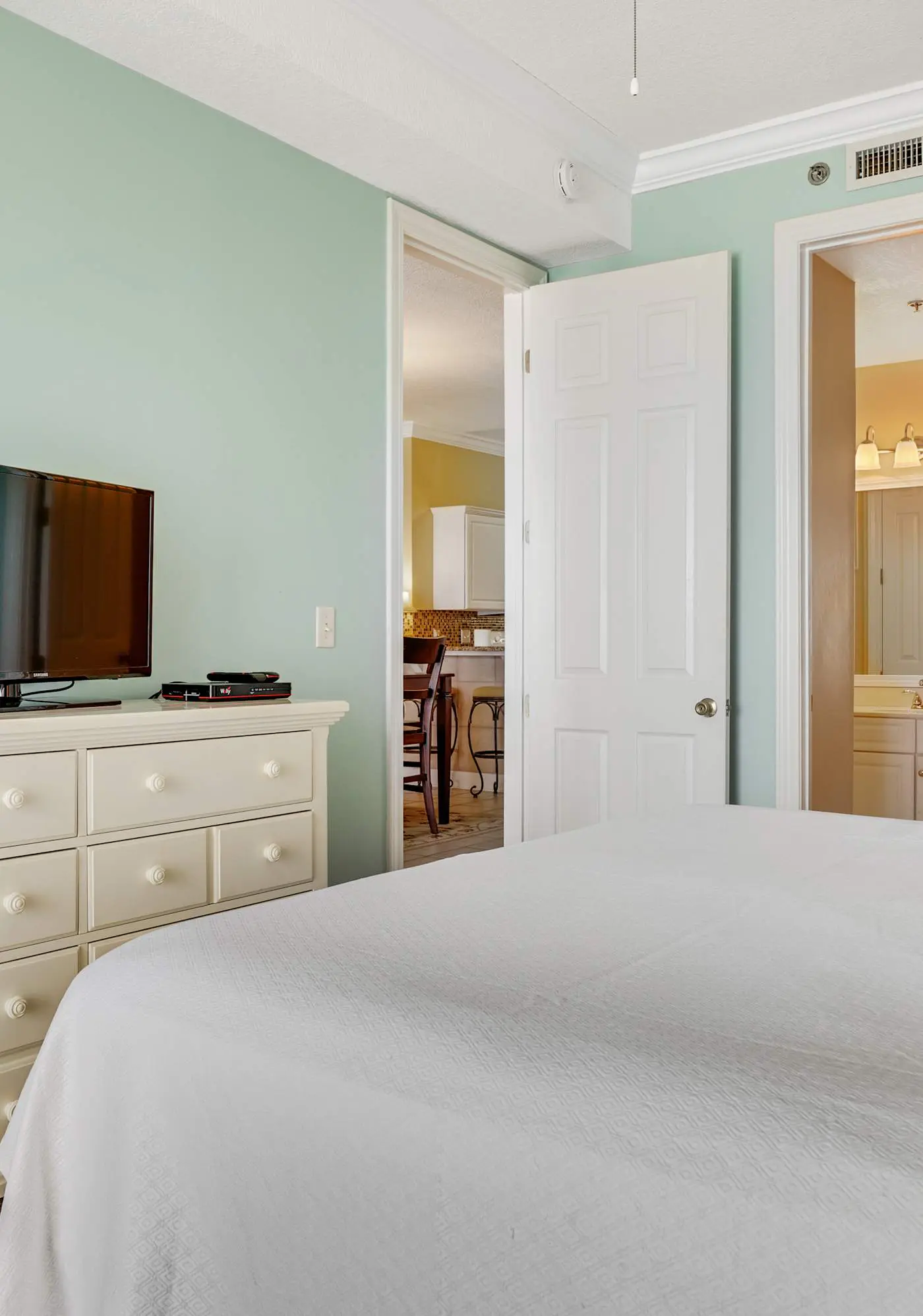 6th-floor condo with pool, central AC, free WiFi, balcony, & views