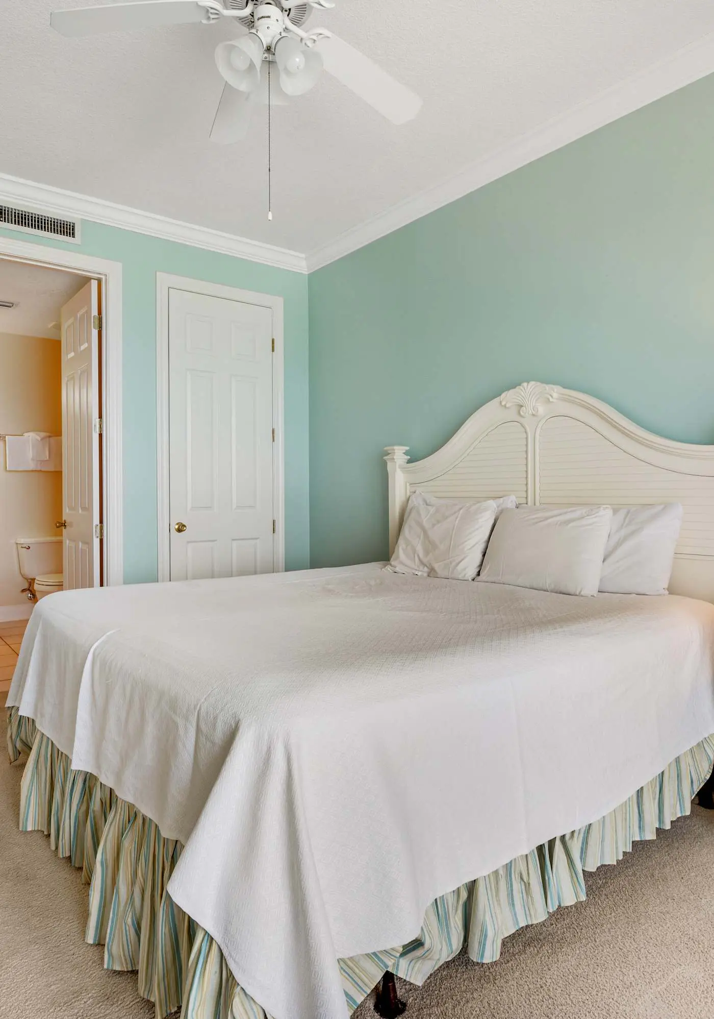 6th-floor condo with pool, central AC, free WiFi, balcony, & views