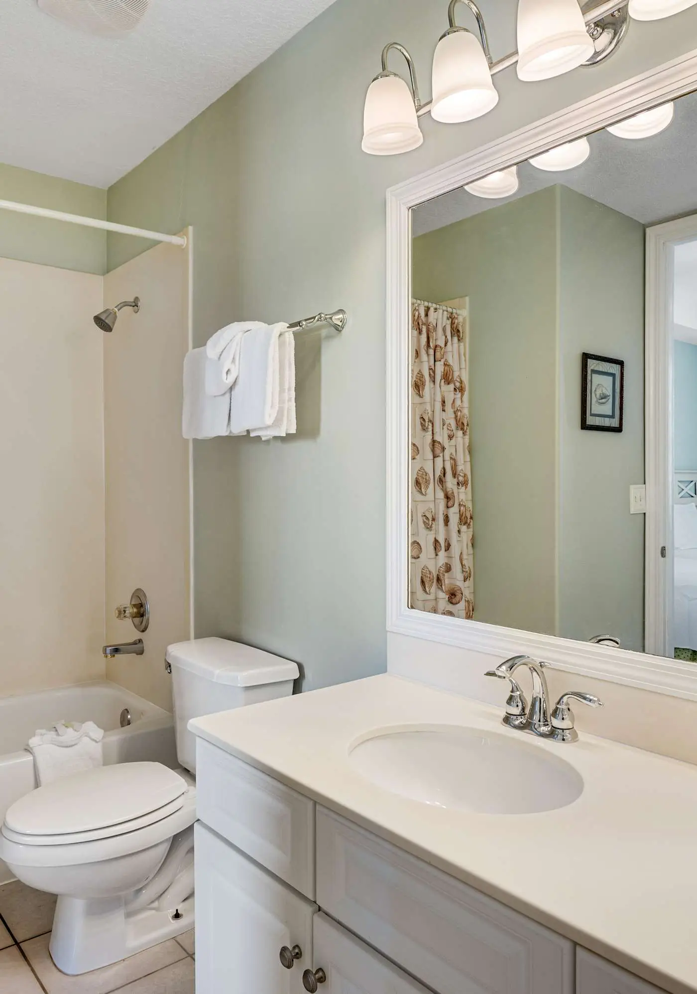 6th-floor condo with pool, central AC, free WiFi, balcony, & views