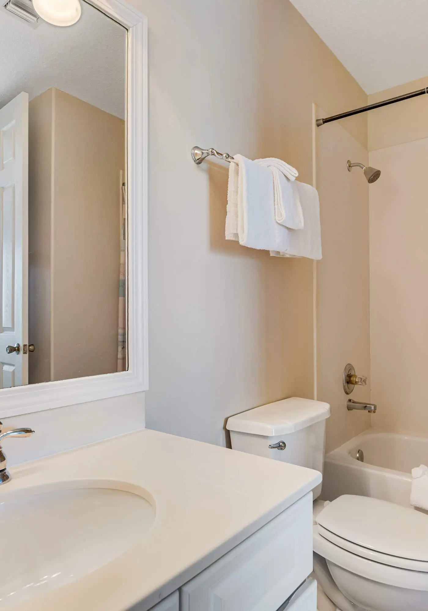 6th-floor condo with pool, central AC, free WiFi, balcony, & views