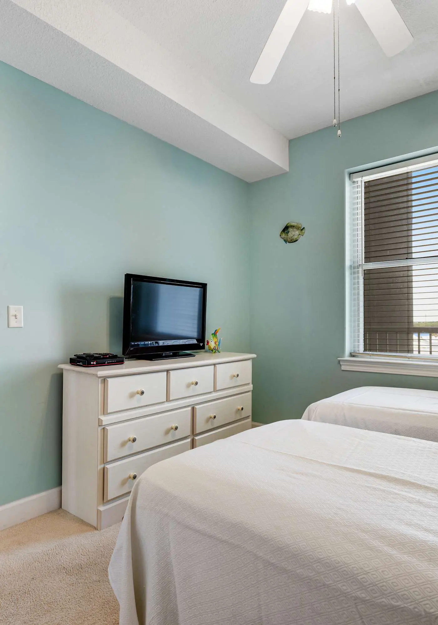 6th-floor condo with pool, central AC, free WiFi, balcony, & views