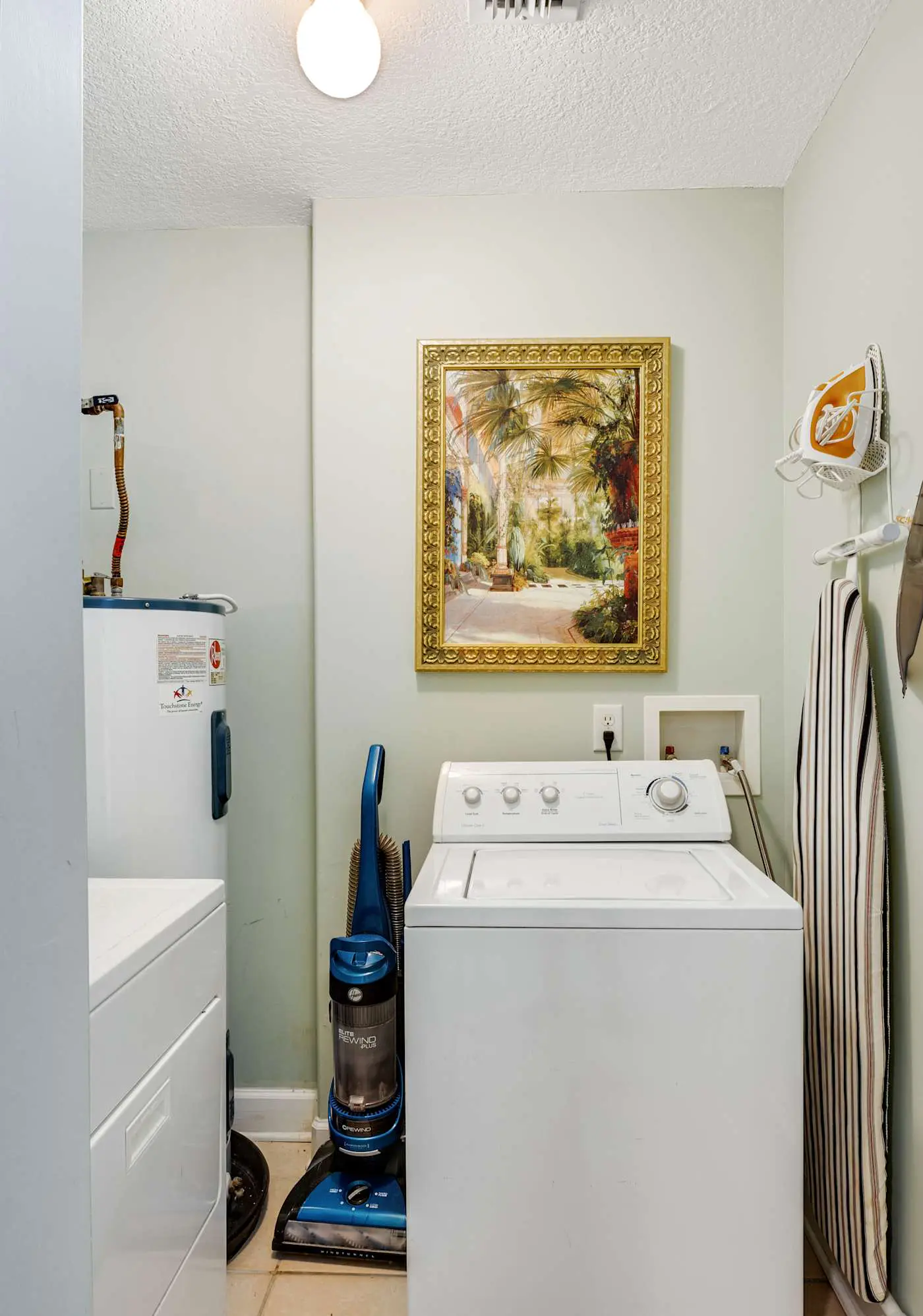 6th-floor condo with pool, central AC, free WiFi, balcony, & views