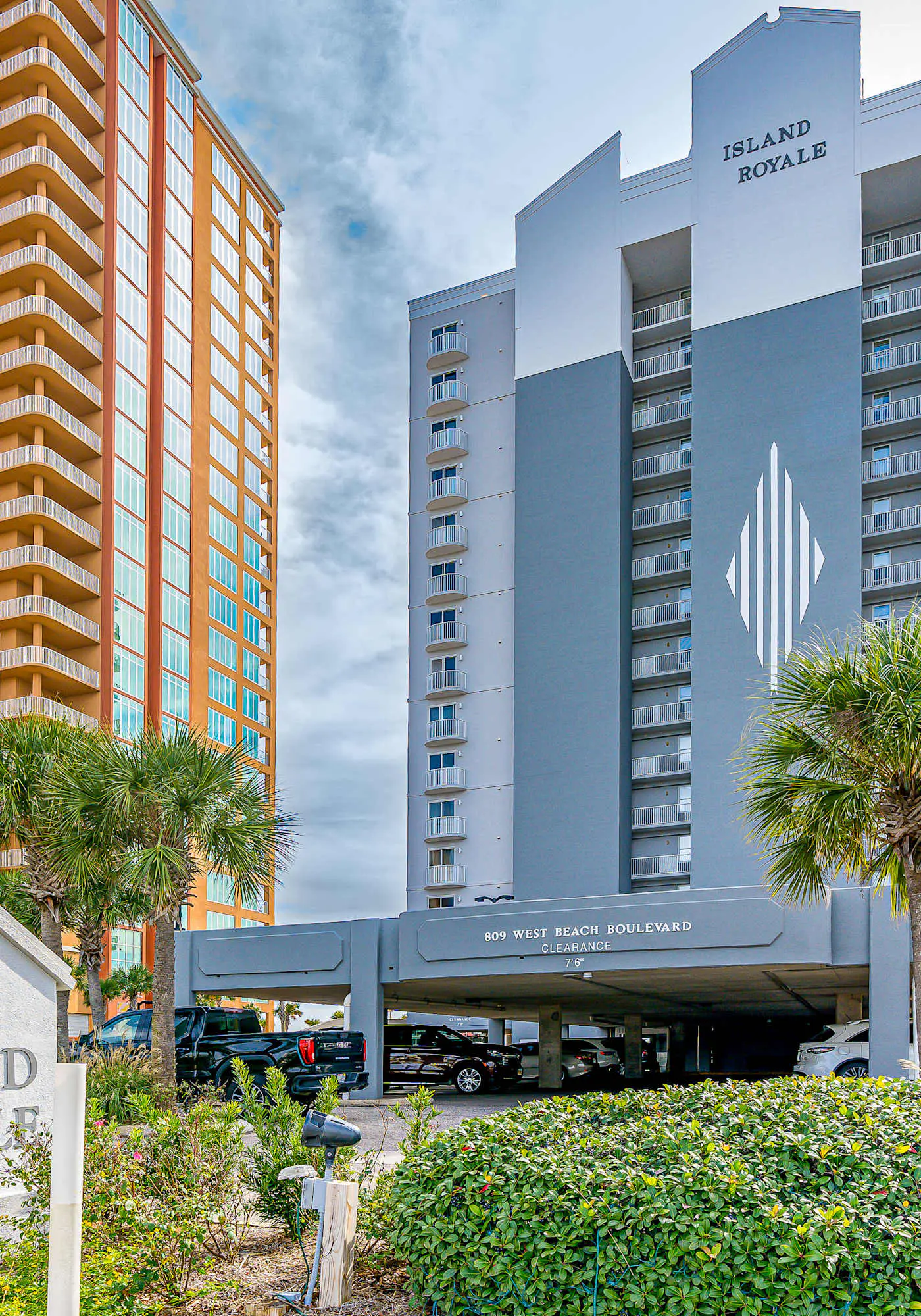 6th-floor condo with pool, central AC, free WiFi, balcony, & views
