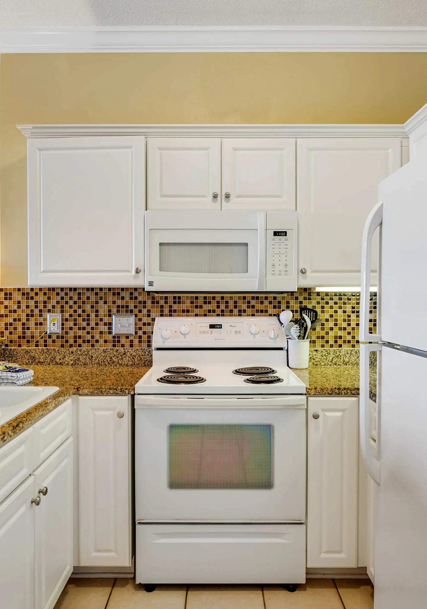 6th-floor condo with pool, central AC, free WiFi, balcony, & views