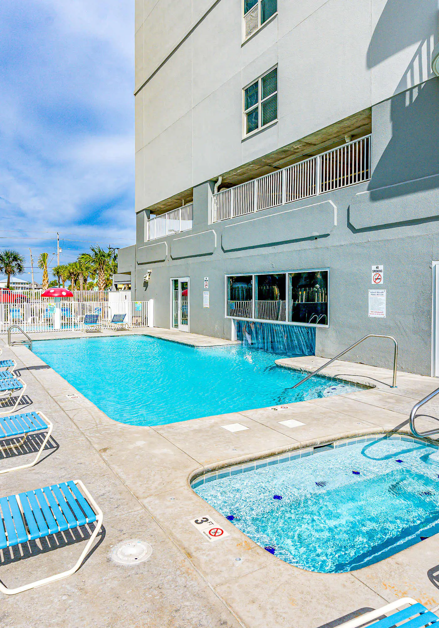 6th-floor condo with pool, central AC, free WiFi, balcony, & views